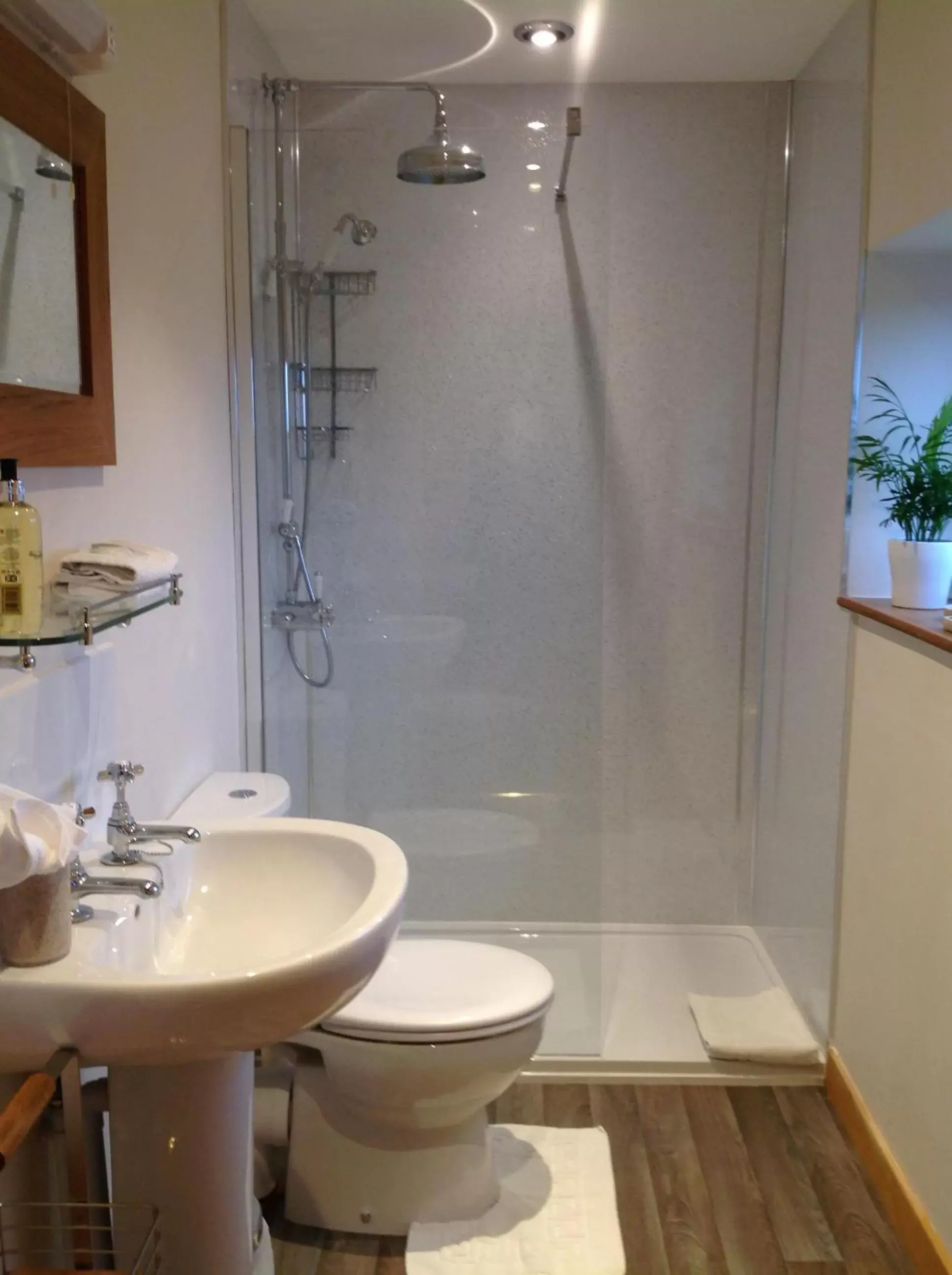 Bedroom, Bathroom in Primrose Cottage