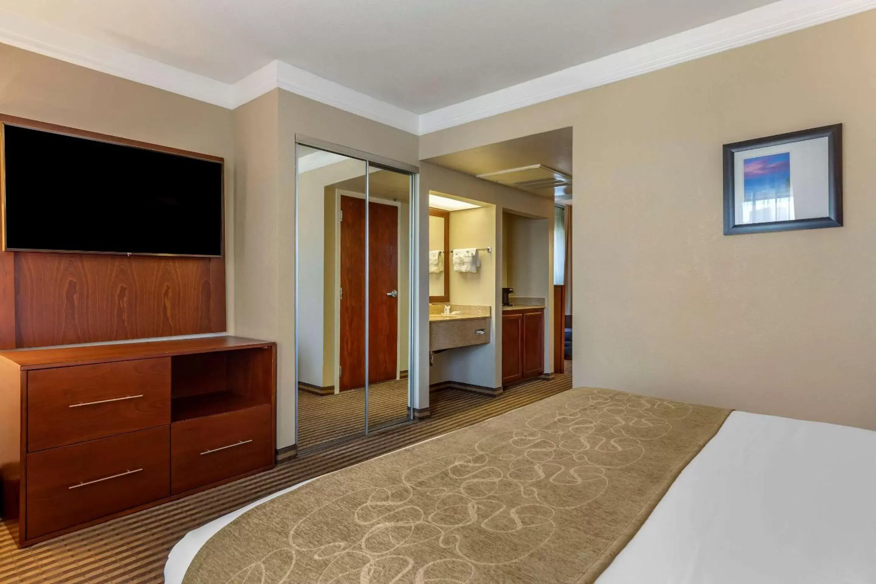 Photo of the whole room, TV/Entertainment Center in Comfort Suites Visalia Convention Center