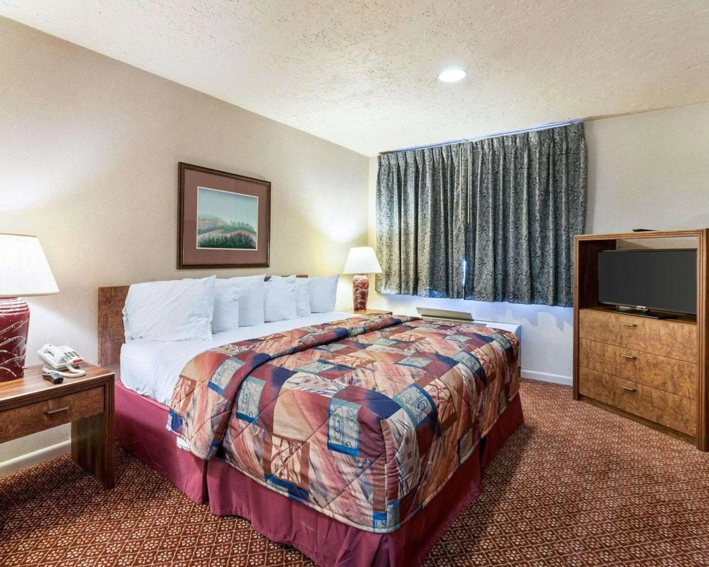 Photo of the whole room, Bed in Rodeway Inn