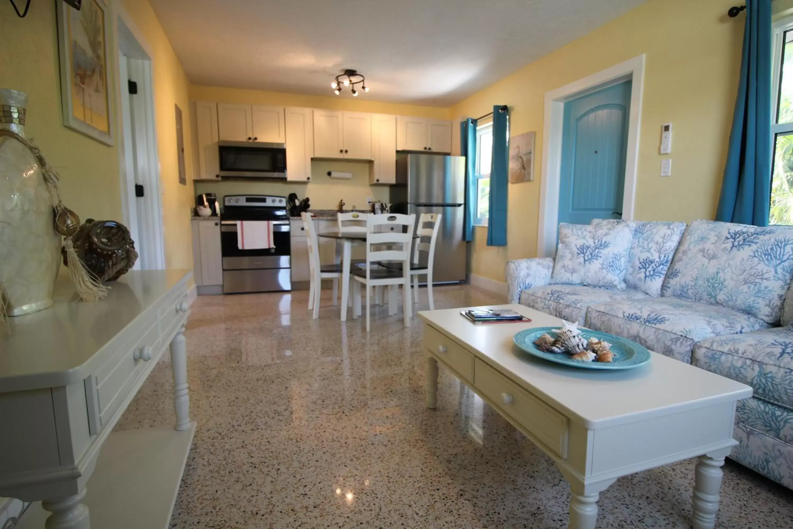 Living room, Seating Area in Siesta Key Palms Resort