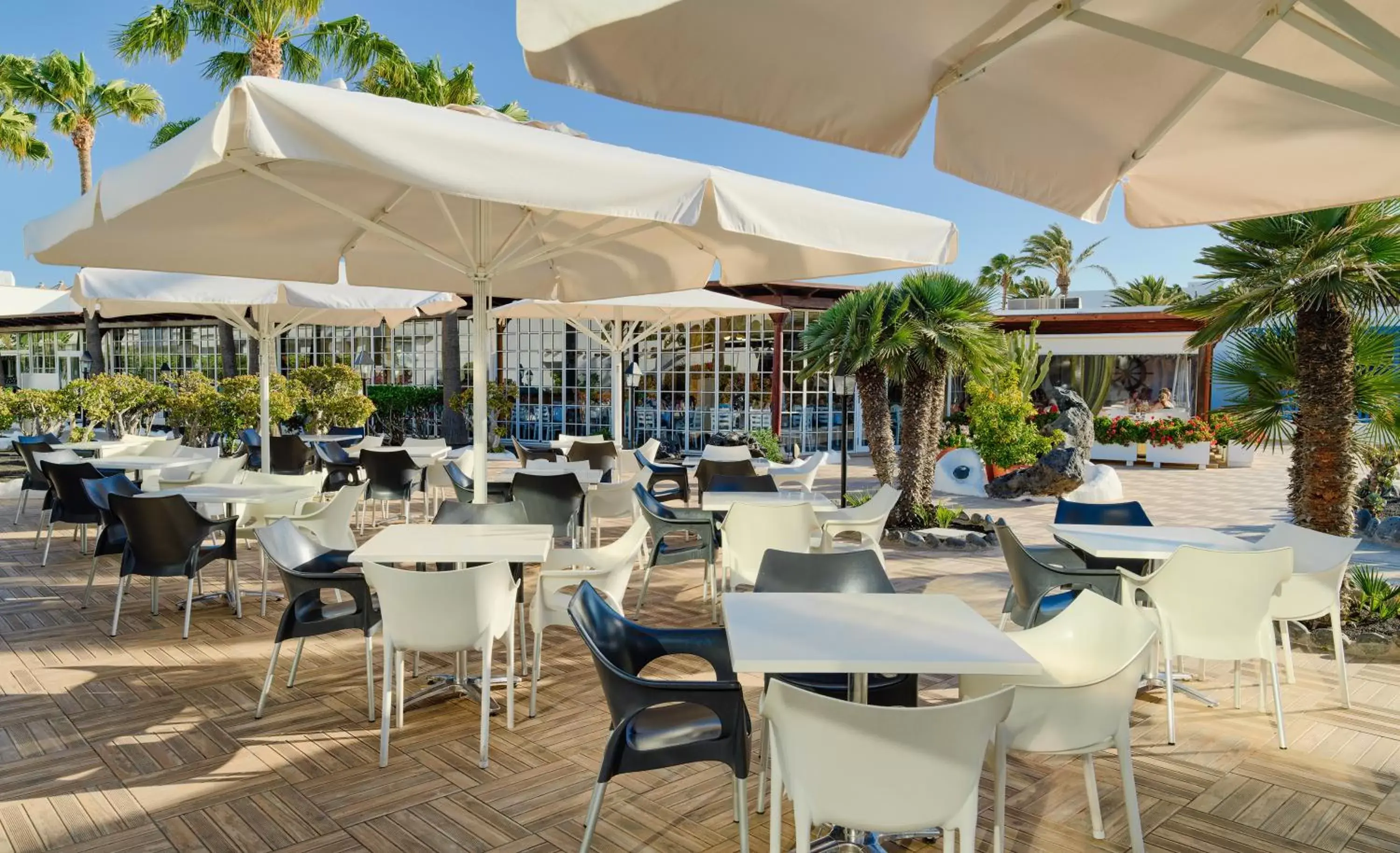 Lounge or bar, Restaurant/Places to Eat in H10 Suites Lanzarote Gardens