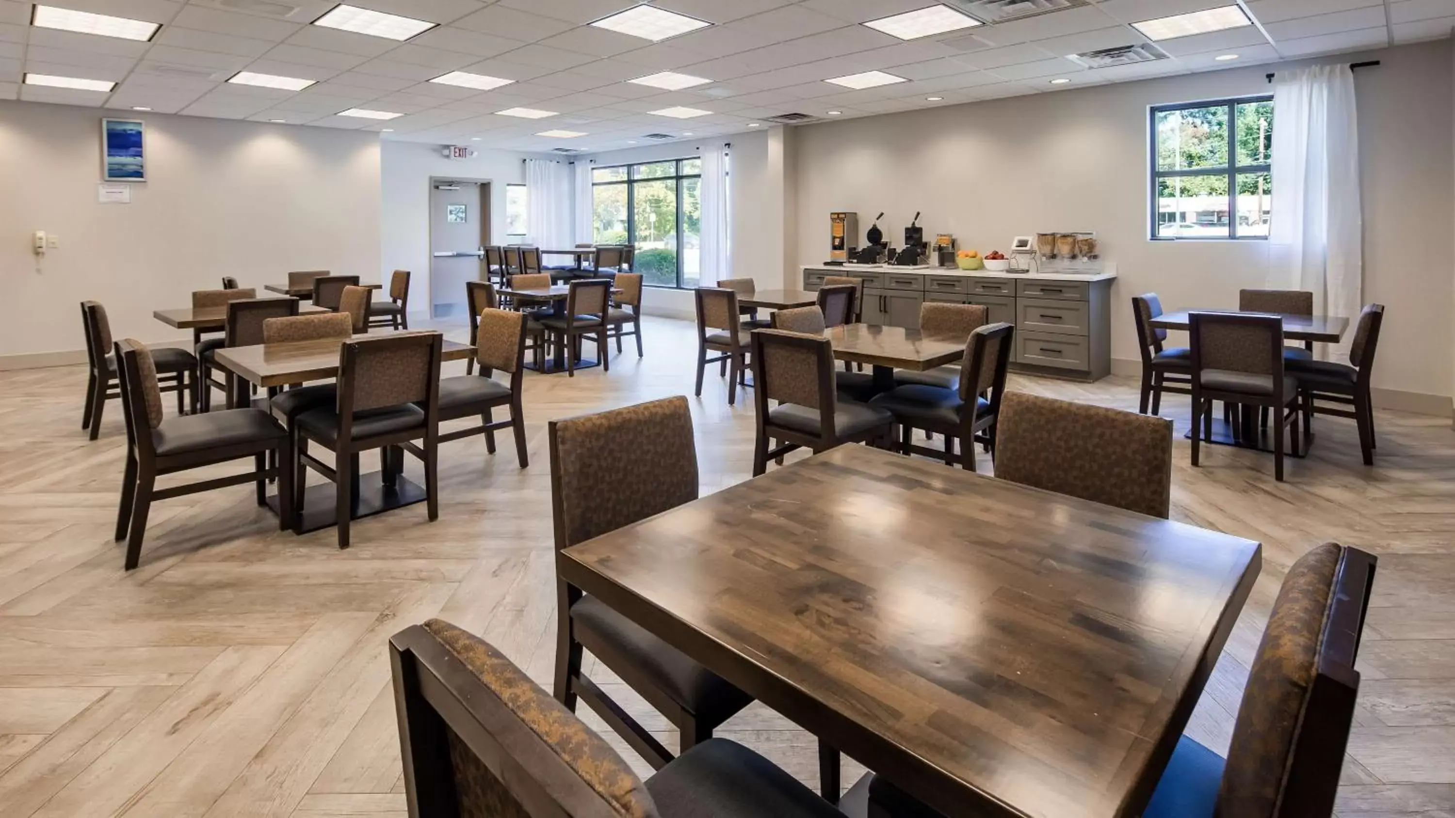 Restaurant/Places to Eat in The Hub Middletown Red Bank- Best Western Signature Collection