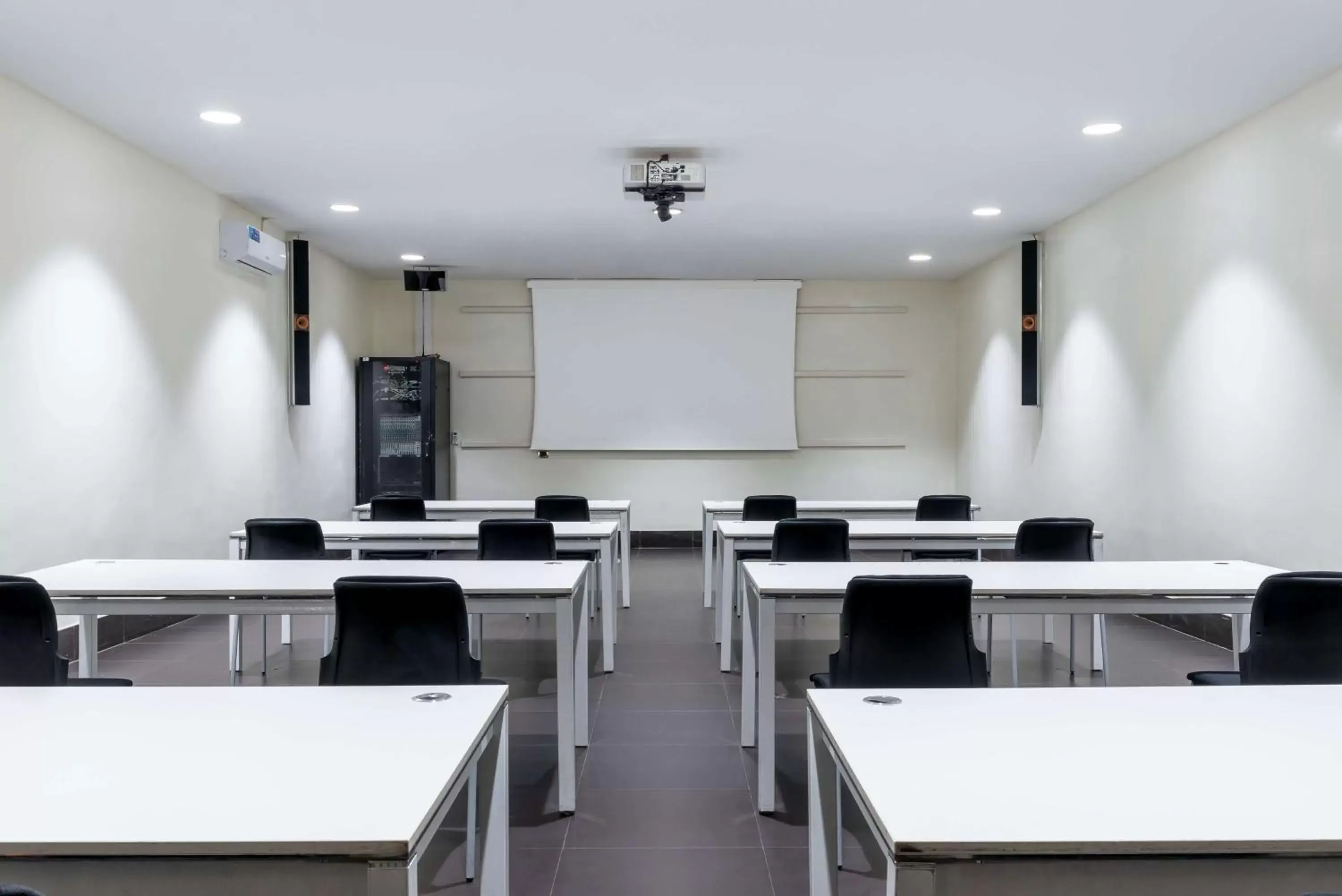 Meeting/conference room in Radisson Blu Hotel N'Djamena