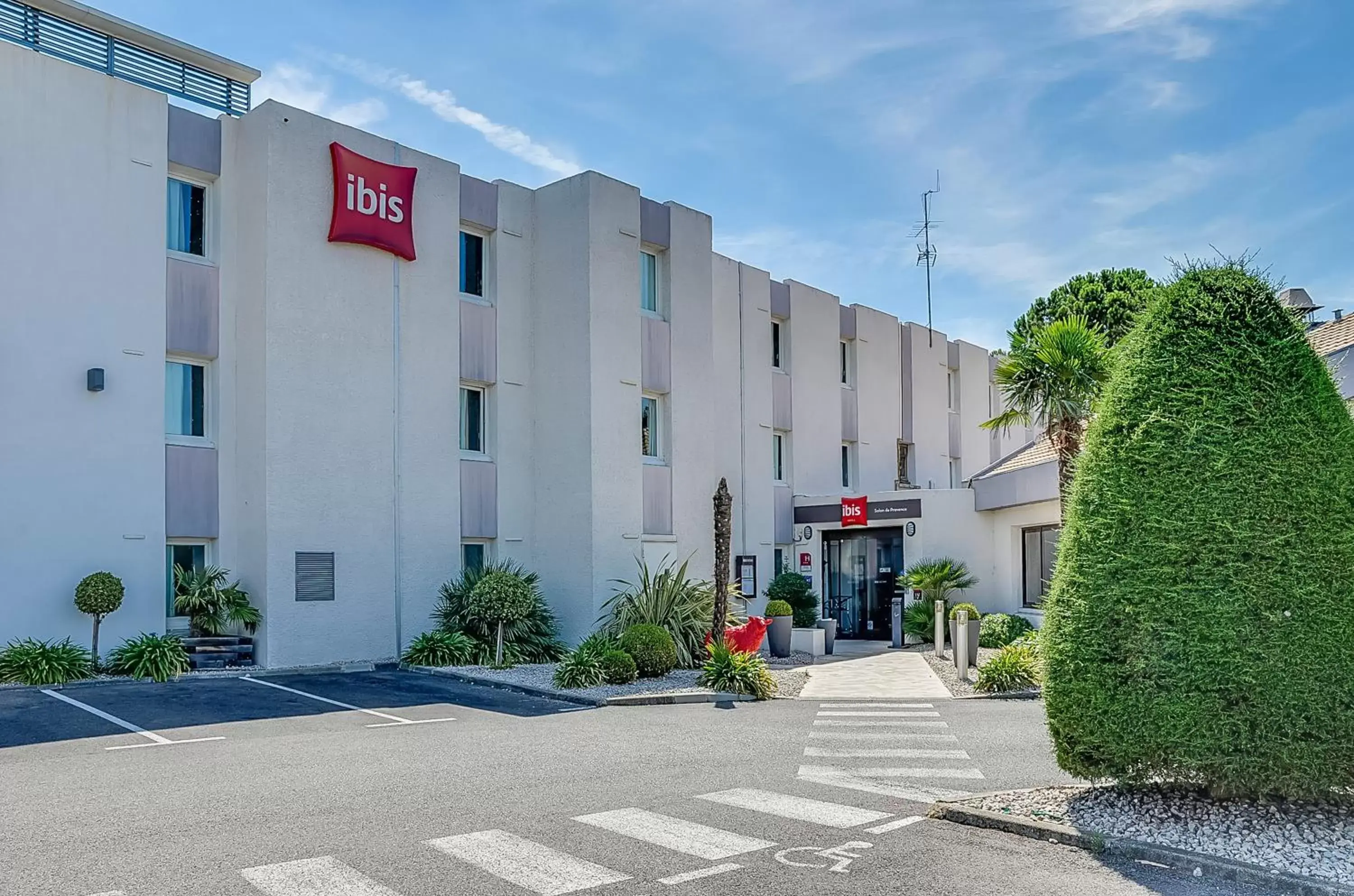 Facade/entrance, Property Building in ibis Salon de Provence