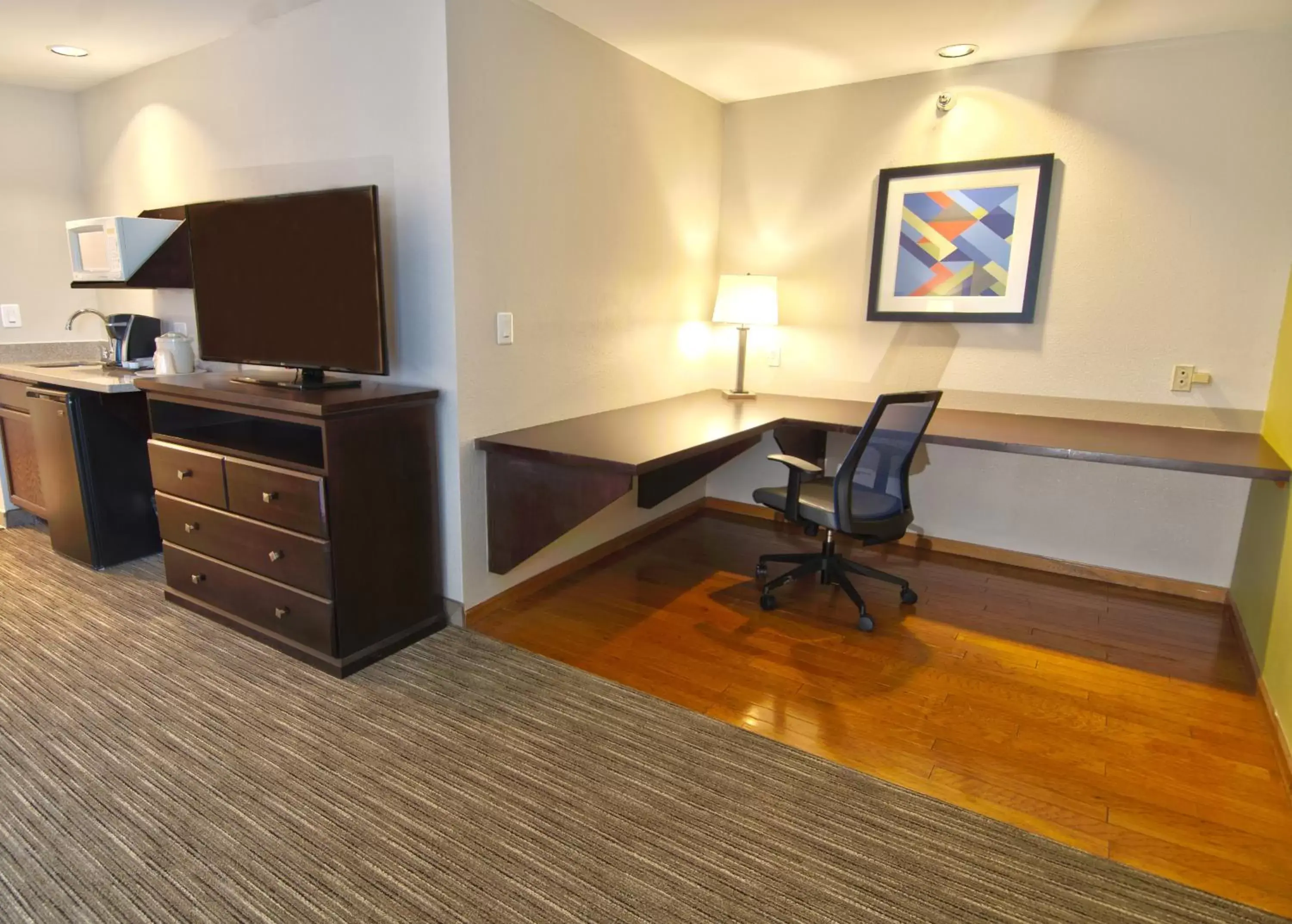 Bedroom, TV/Entertainment Center in Holiday Inn Express & Suites Chicago-Libertyville, an IHG Hotel
