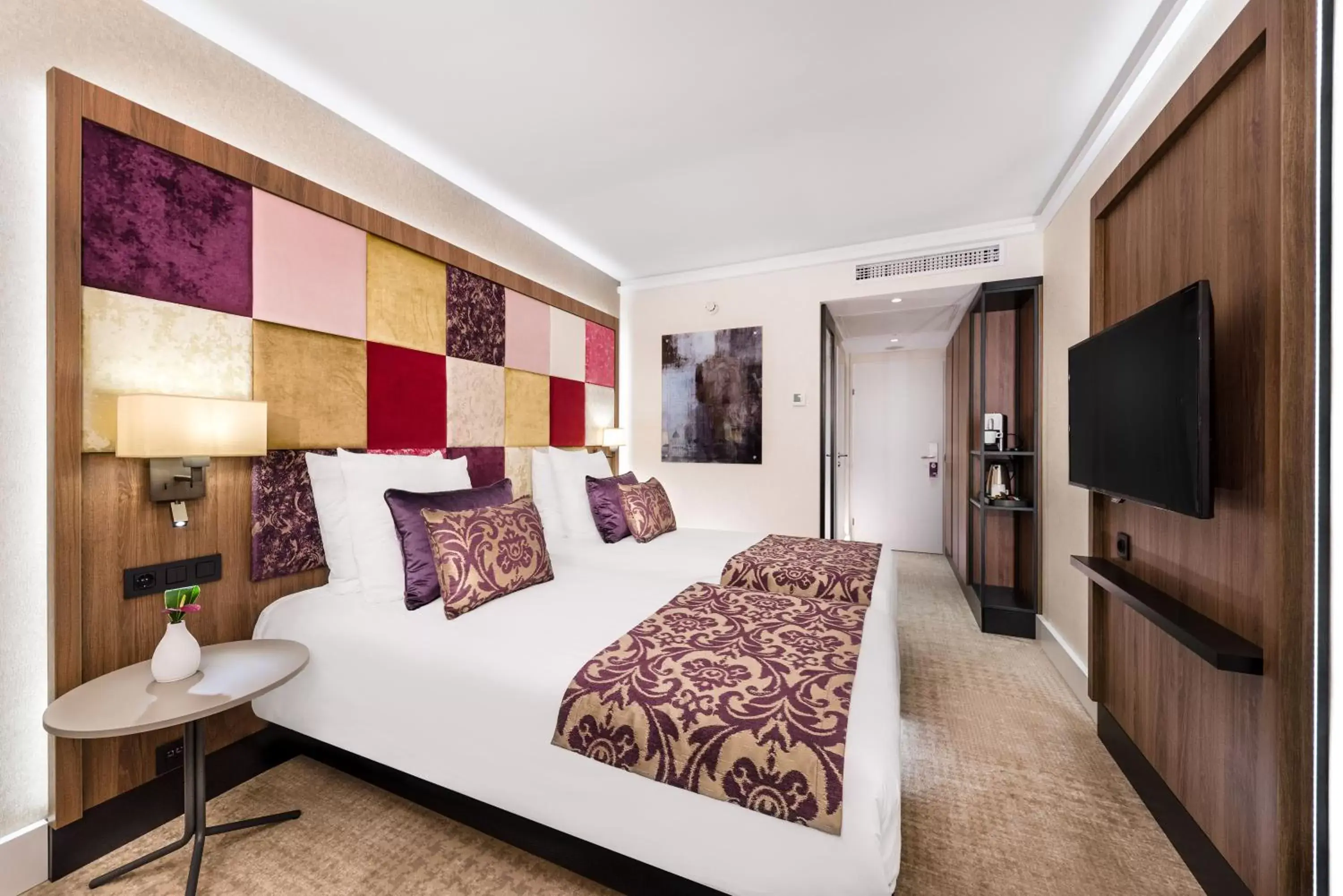 Photo of the whole room, Bed in Mercure Budapest Korona