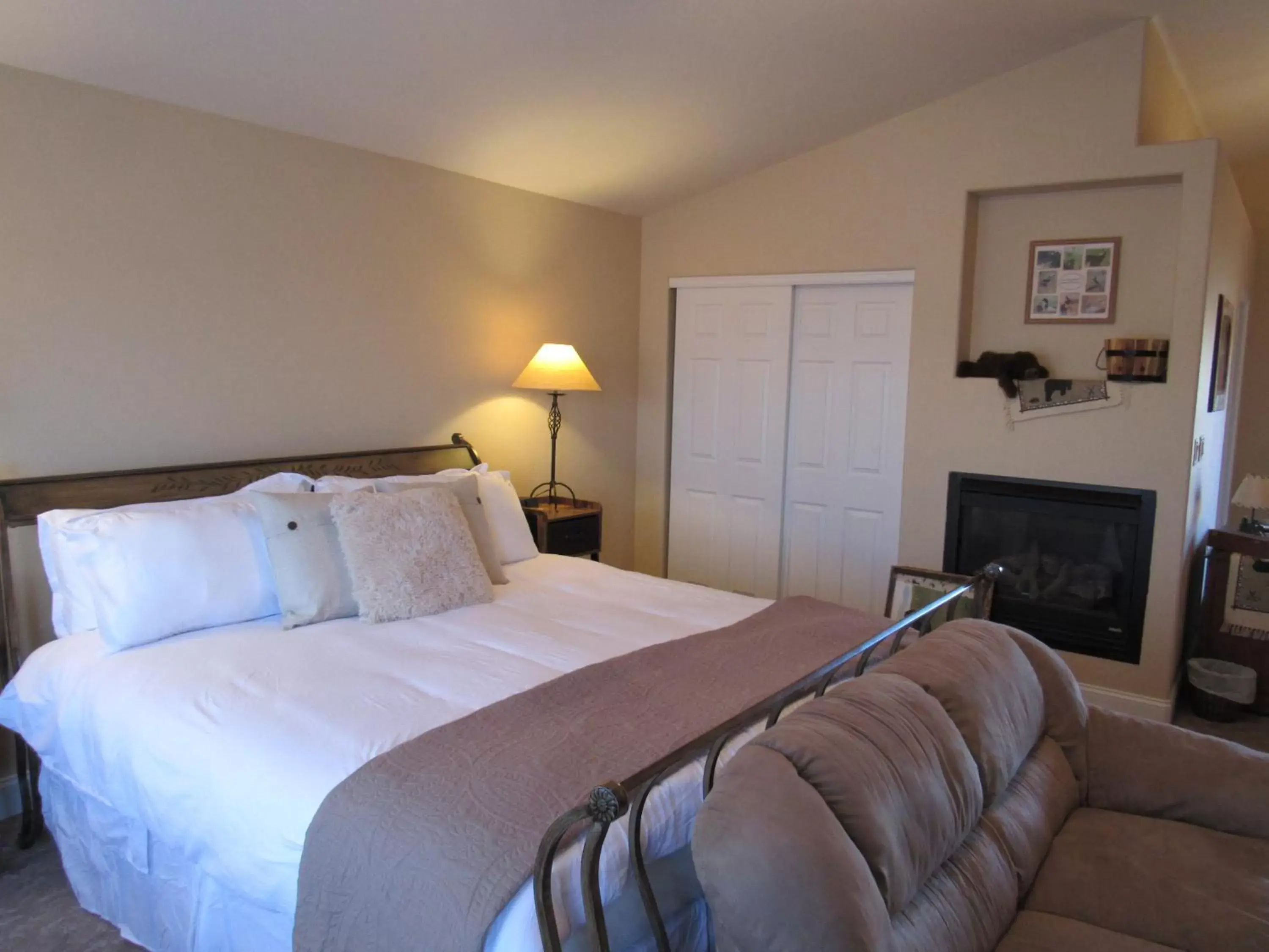 Bedroom, Bed in Castle Creek Manor