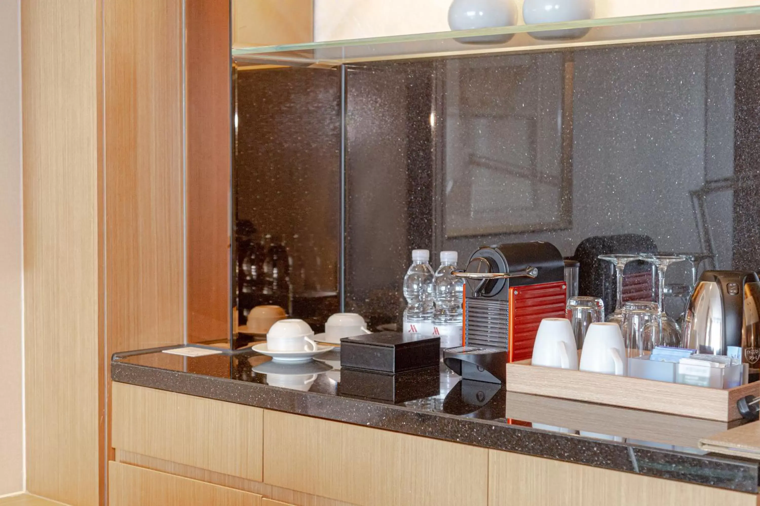 Coffee/tea facilities, Kitchen/Kitchenette in Zhuhai Marriott Hotel