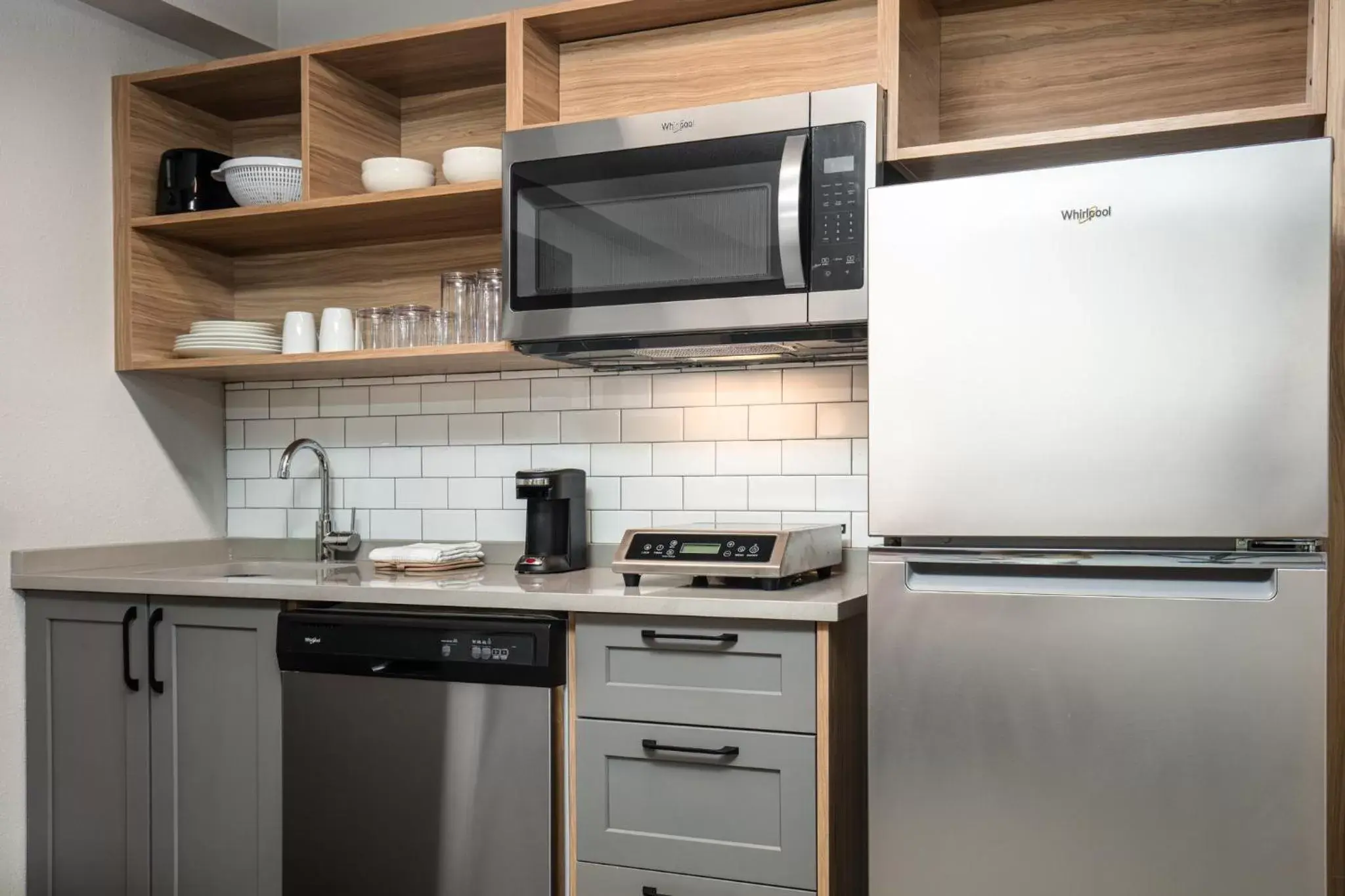 Photo of the whole room, Kitchen/Kitchenette in Candlewood Suites - Birmingham - Inverness, an IHG Hotel