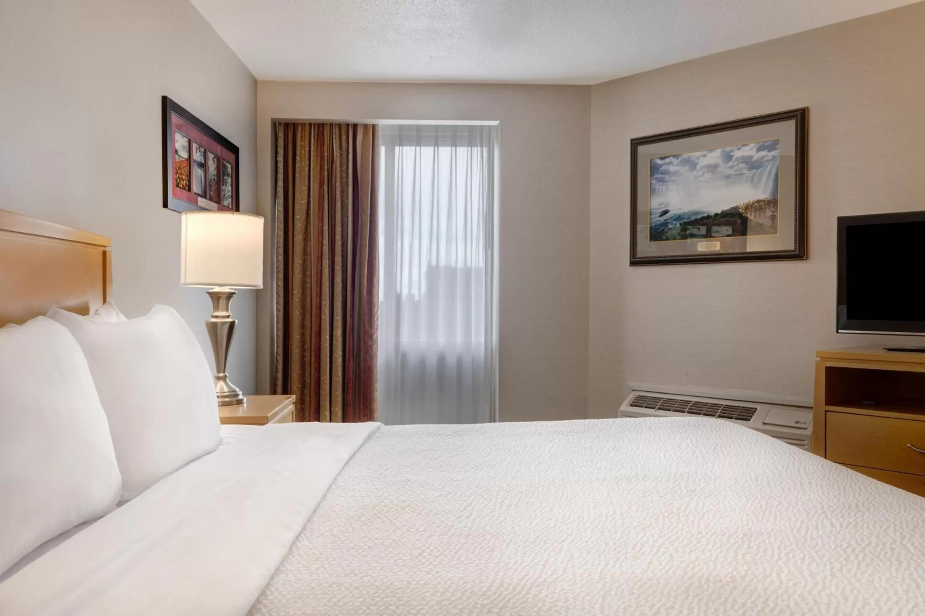 Bedroom, Bed in Days Inn by Wyndham Niagara Falls Near The Falls