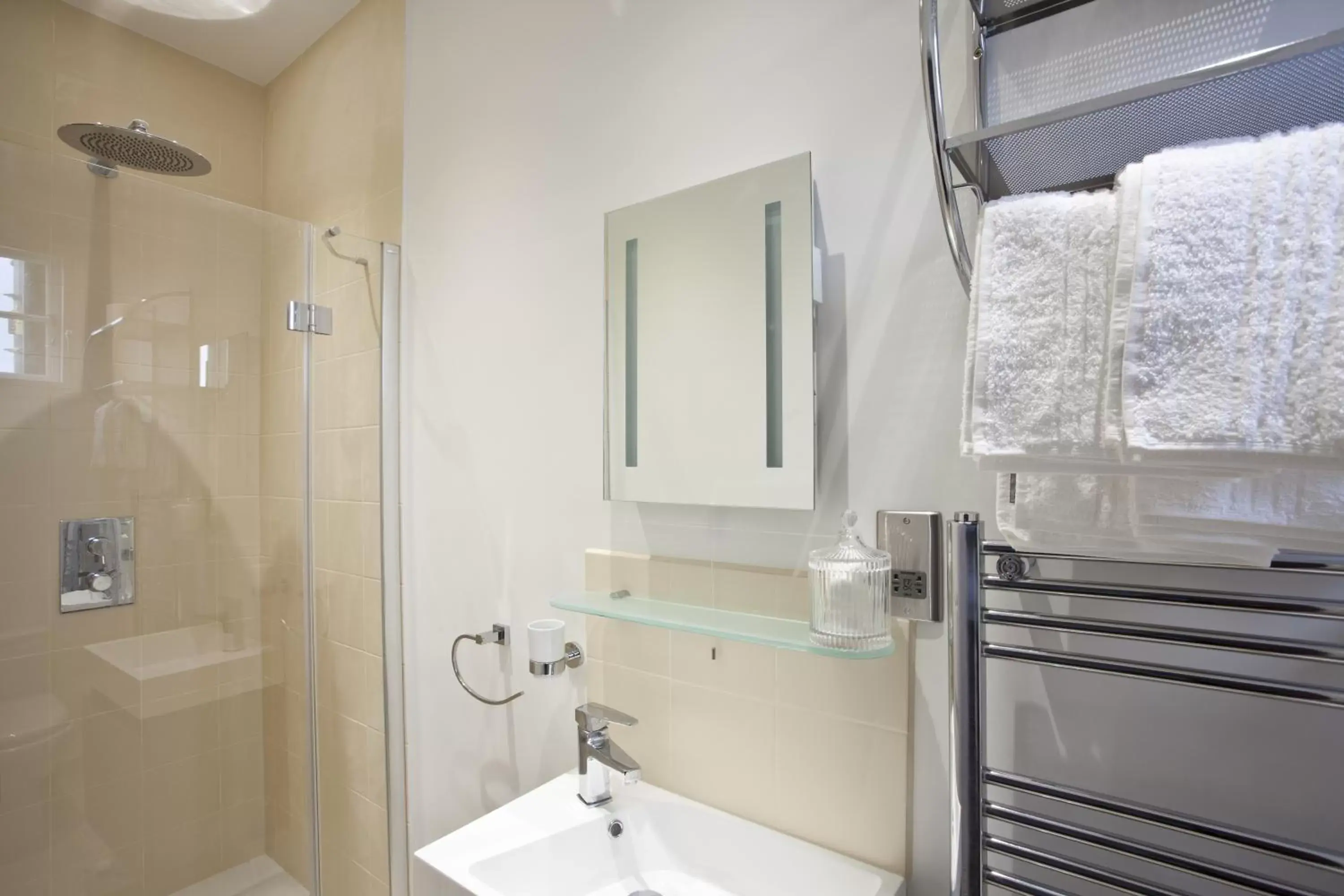 Bathroom in Burton Stone Inn - Free Parking on site