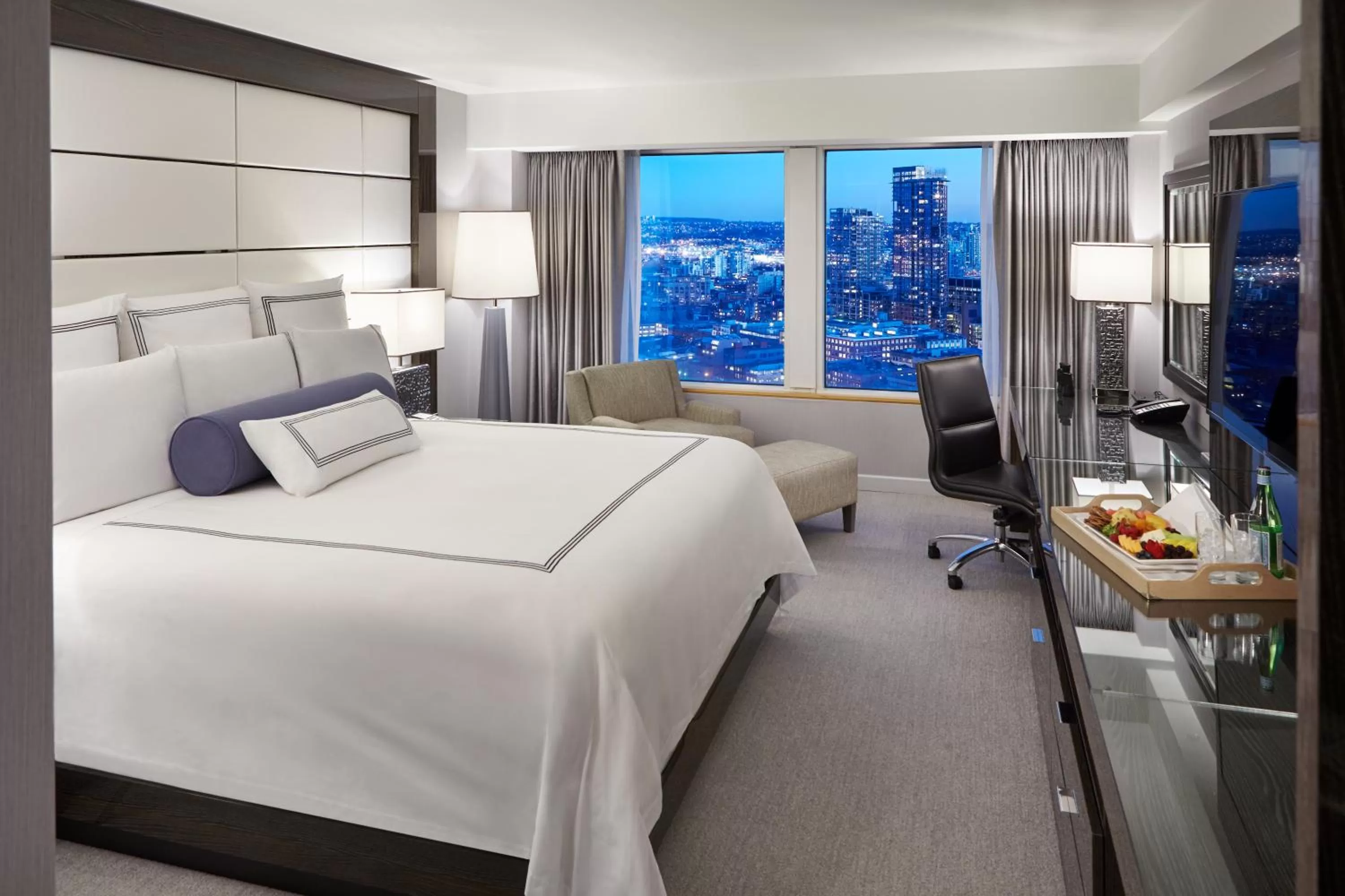 Photo of the whole room, Bed in Pan Pacific Vancouver