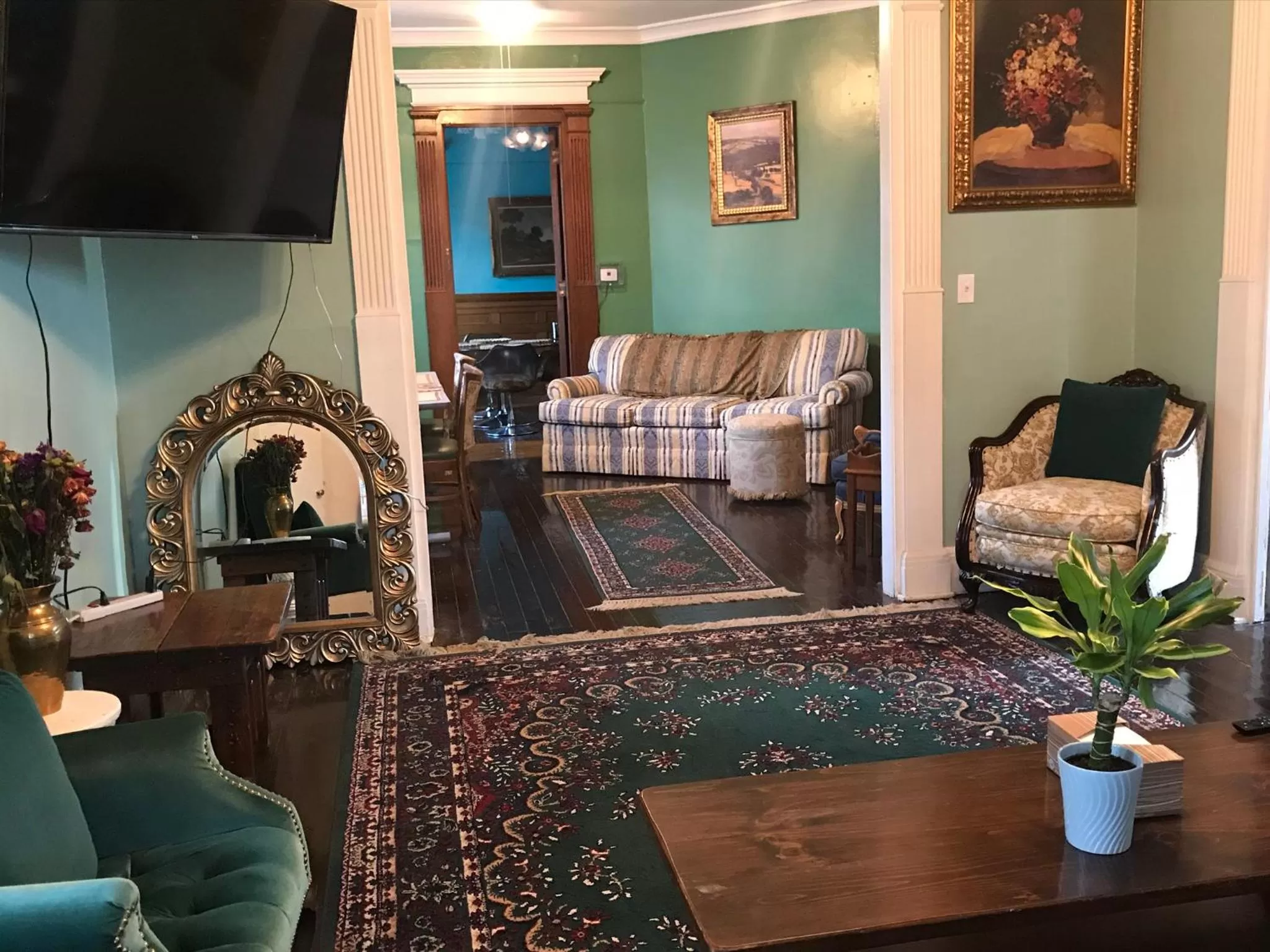 Communal lounge/ TV room, Seating Area in 5 Star Victorian Mansion-Downtown No Locals