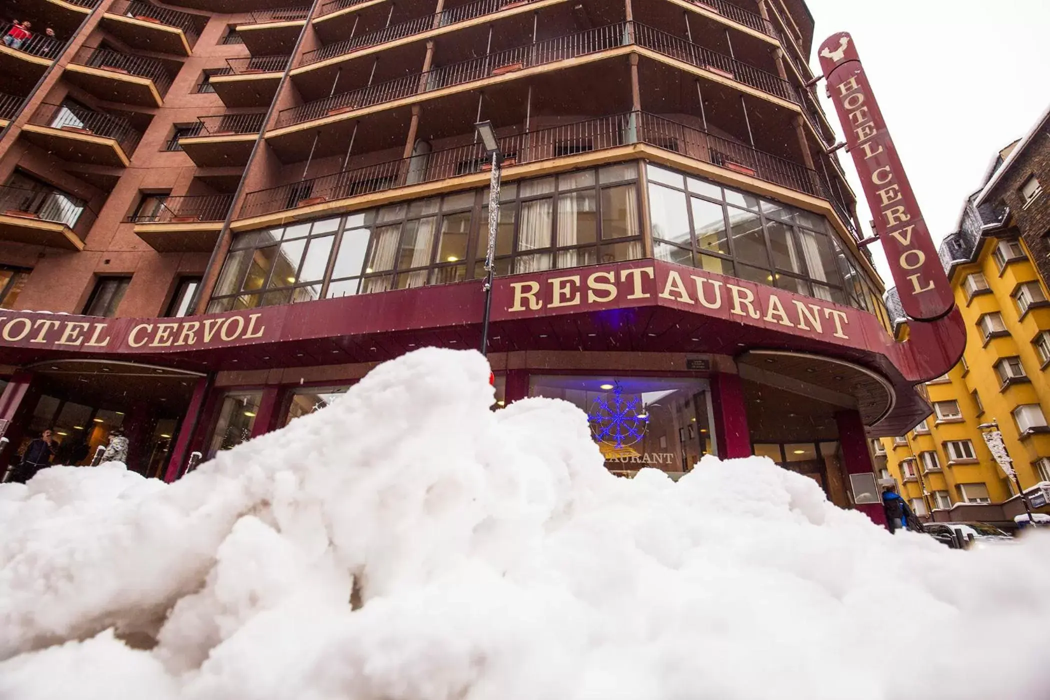 Facade/entrance, Winter in Hotel Cervol