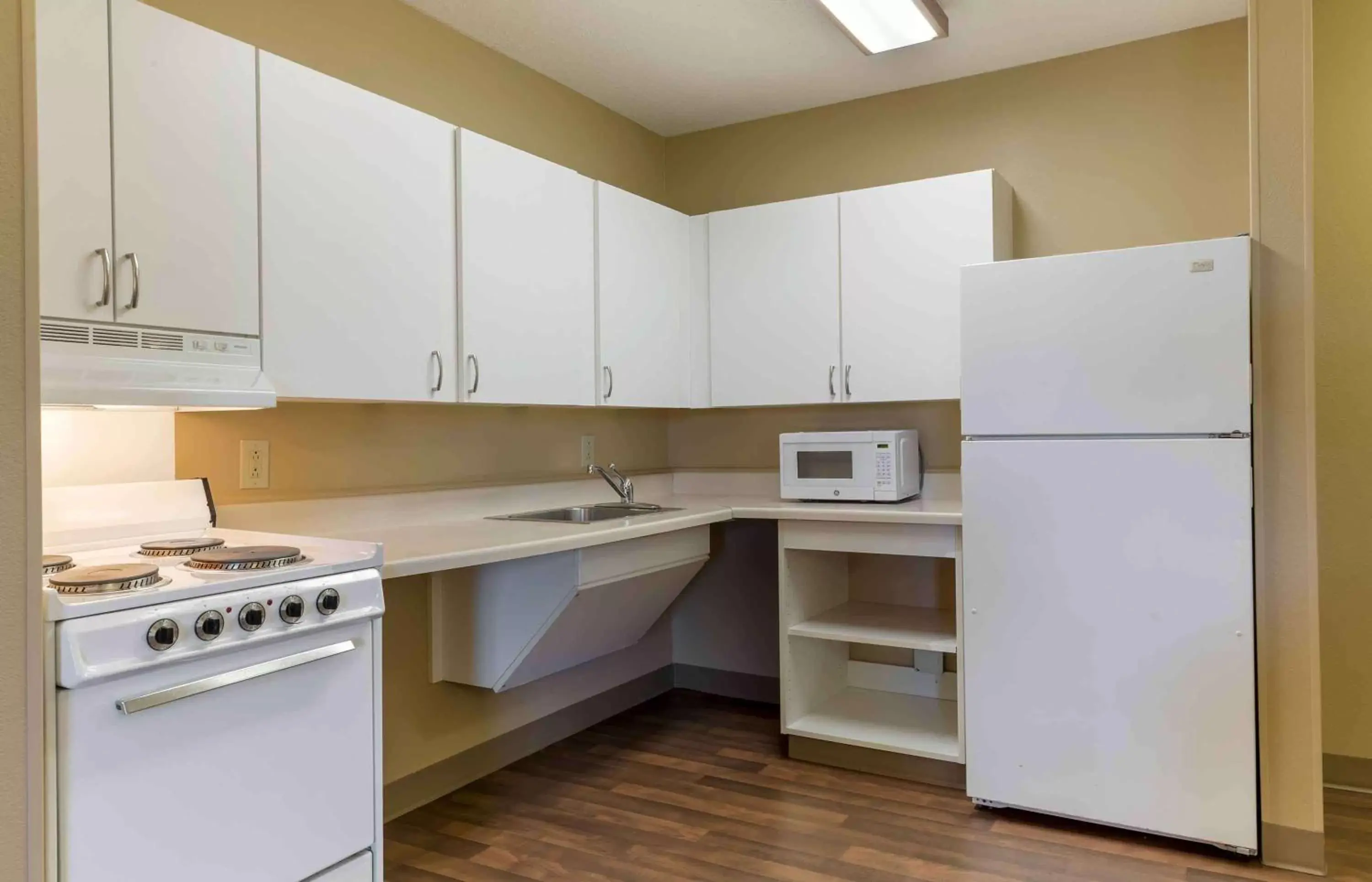 Bedroom, Kitchen/Kitchenette in Extended Stay America Suites - Hartford - Farmington