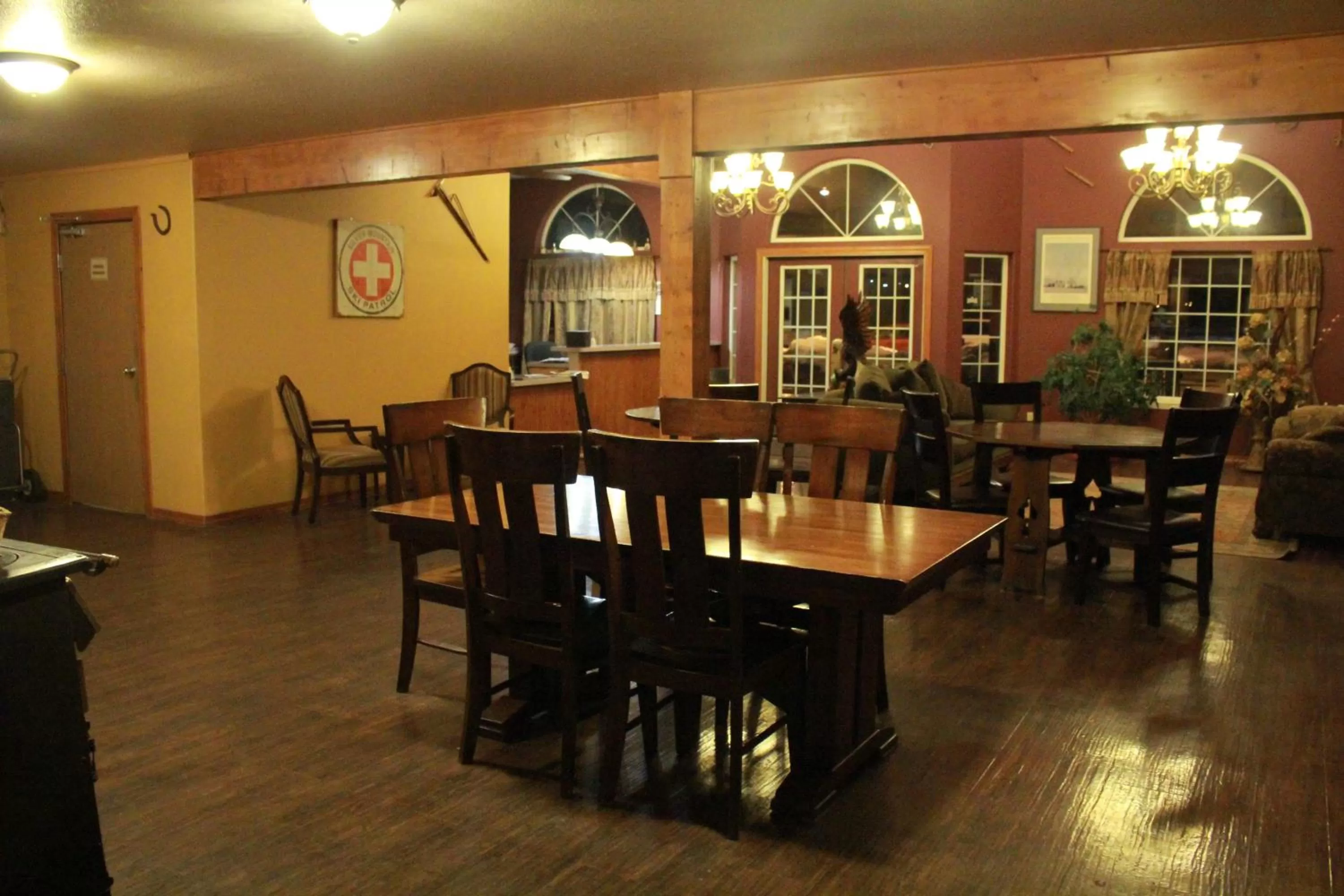 Communal kitchen in FairBridge Inn & Suites Kellogg