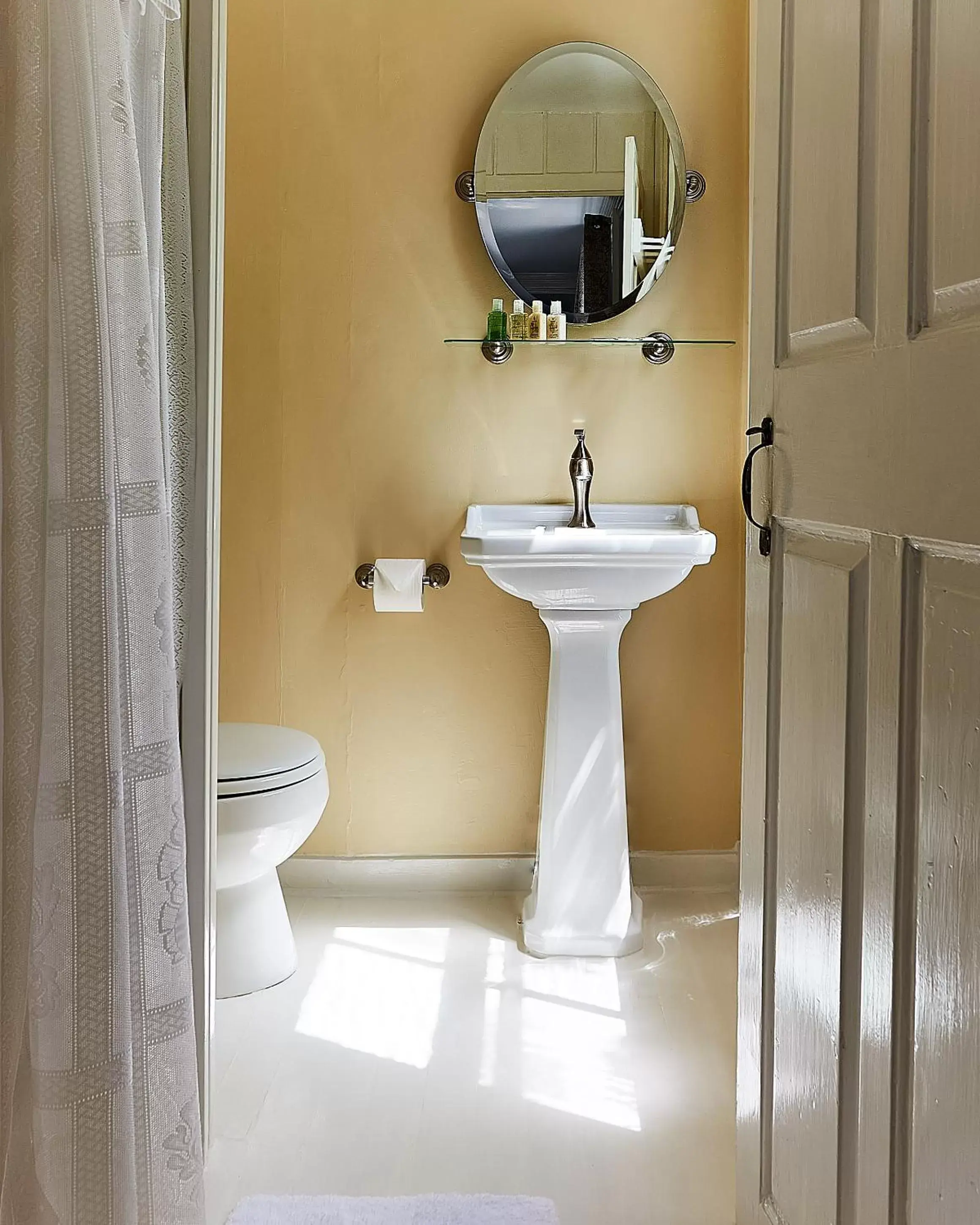 Deluxe King Room in Cliff Lodge Deluxe King Room in Cliff Lodge