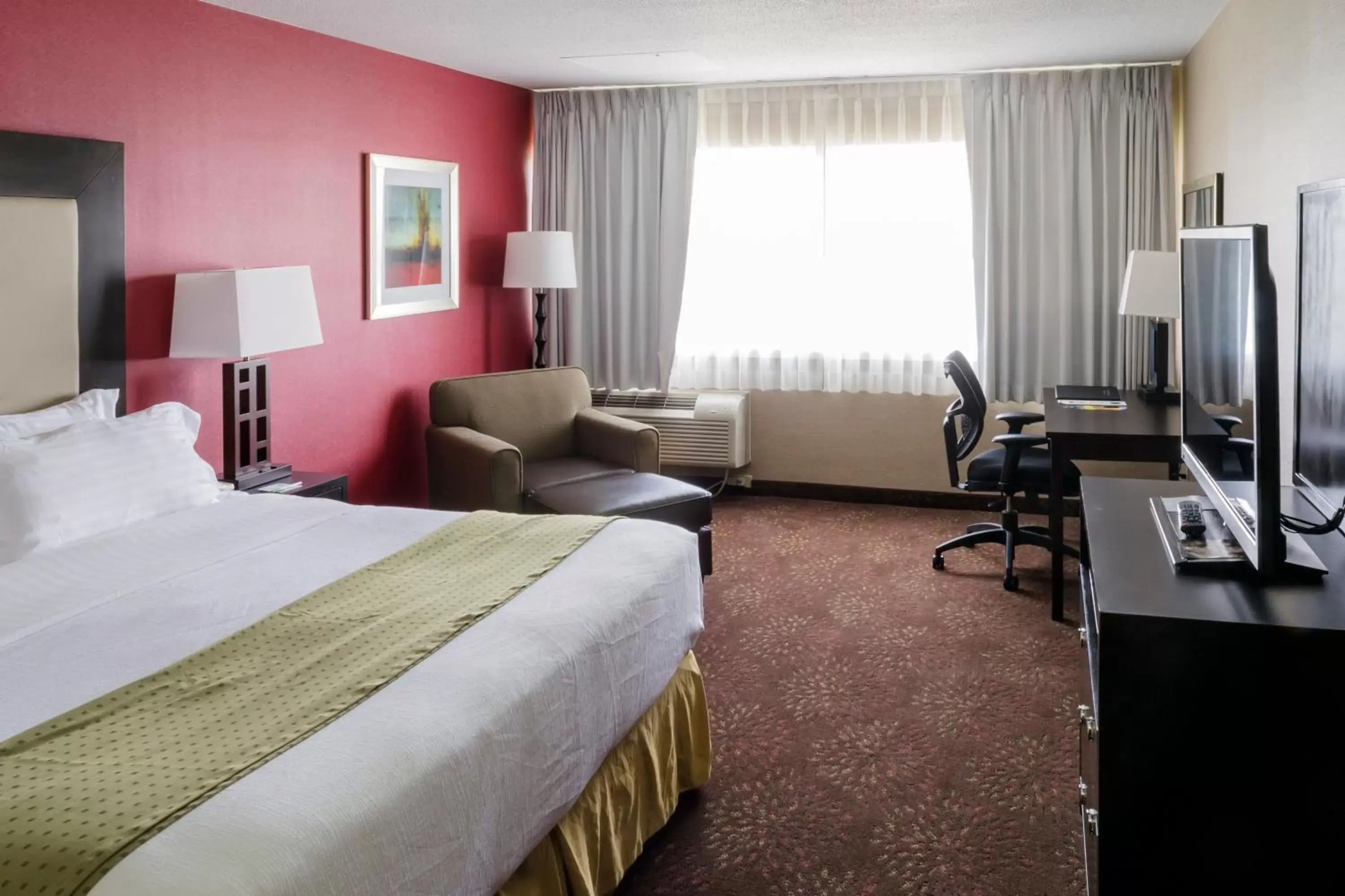 Photo of the whole room, TV/Entertainment Center in Holiday Inn Express Big Rapids, an IHG Hotel