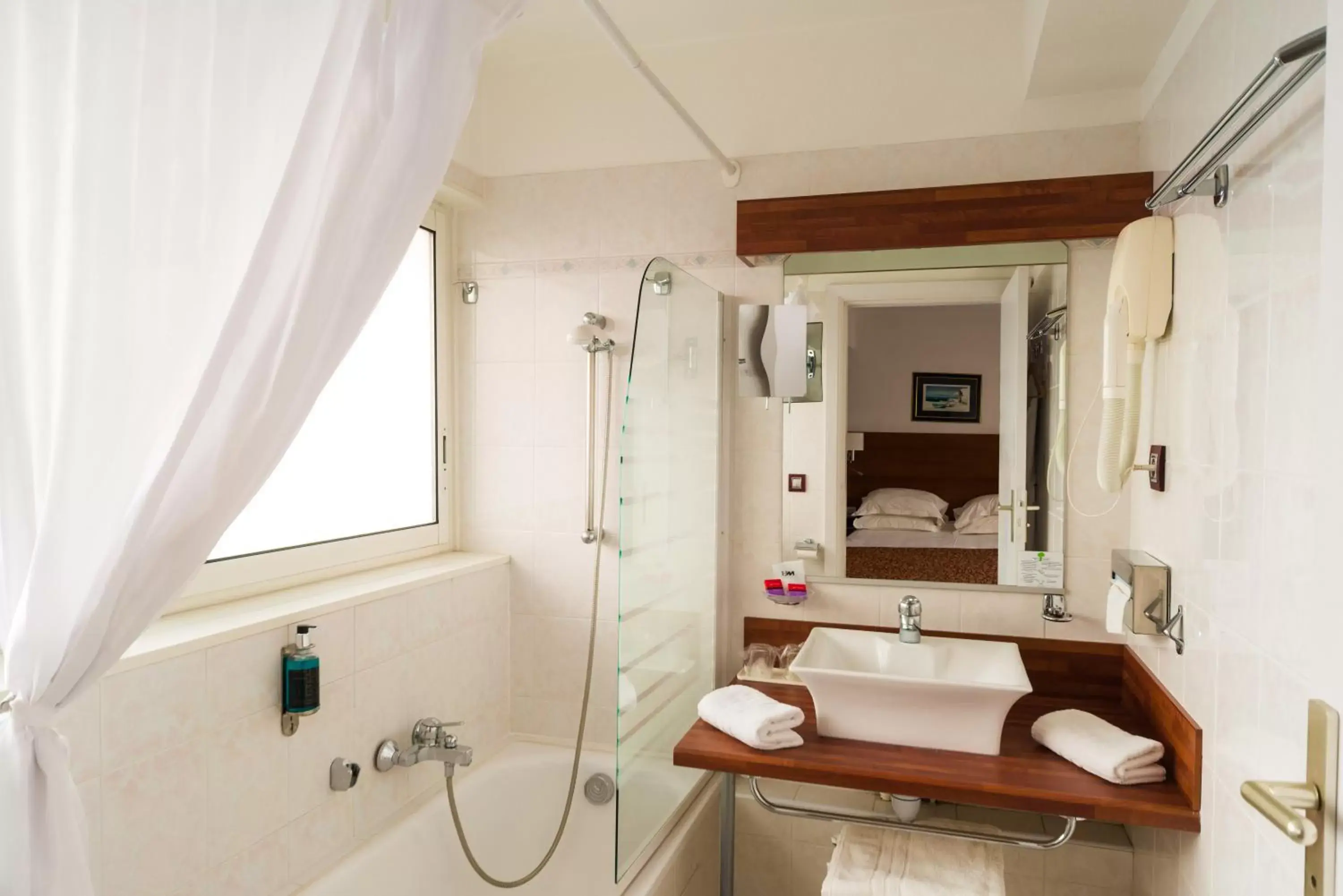 Bathroom in Hotel Continental Saint Raphael