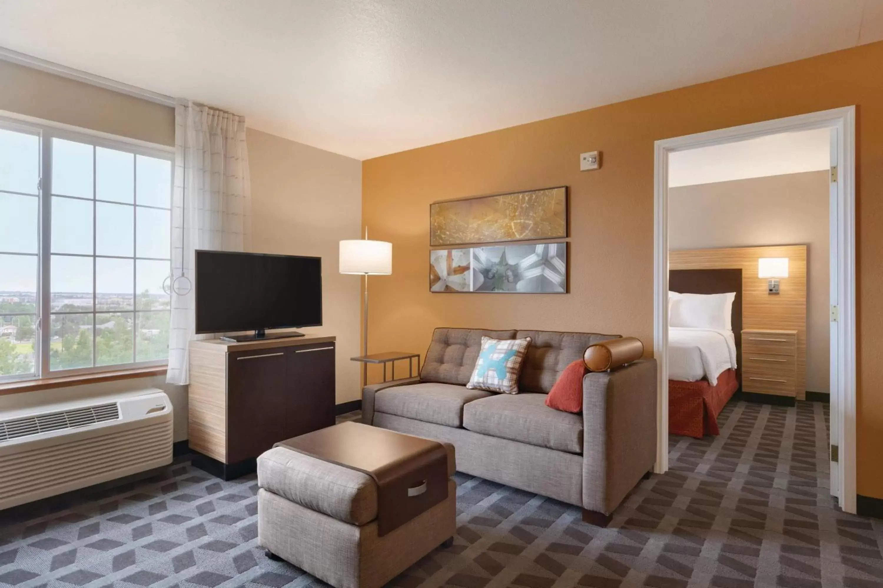 Bedroom, TV/Entertainment Center in TownePlace Suites by Marriott Boulder Broomfield/Interlocken