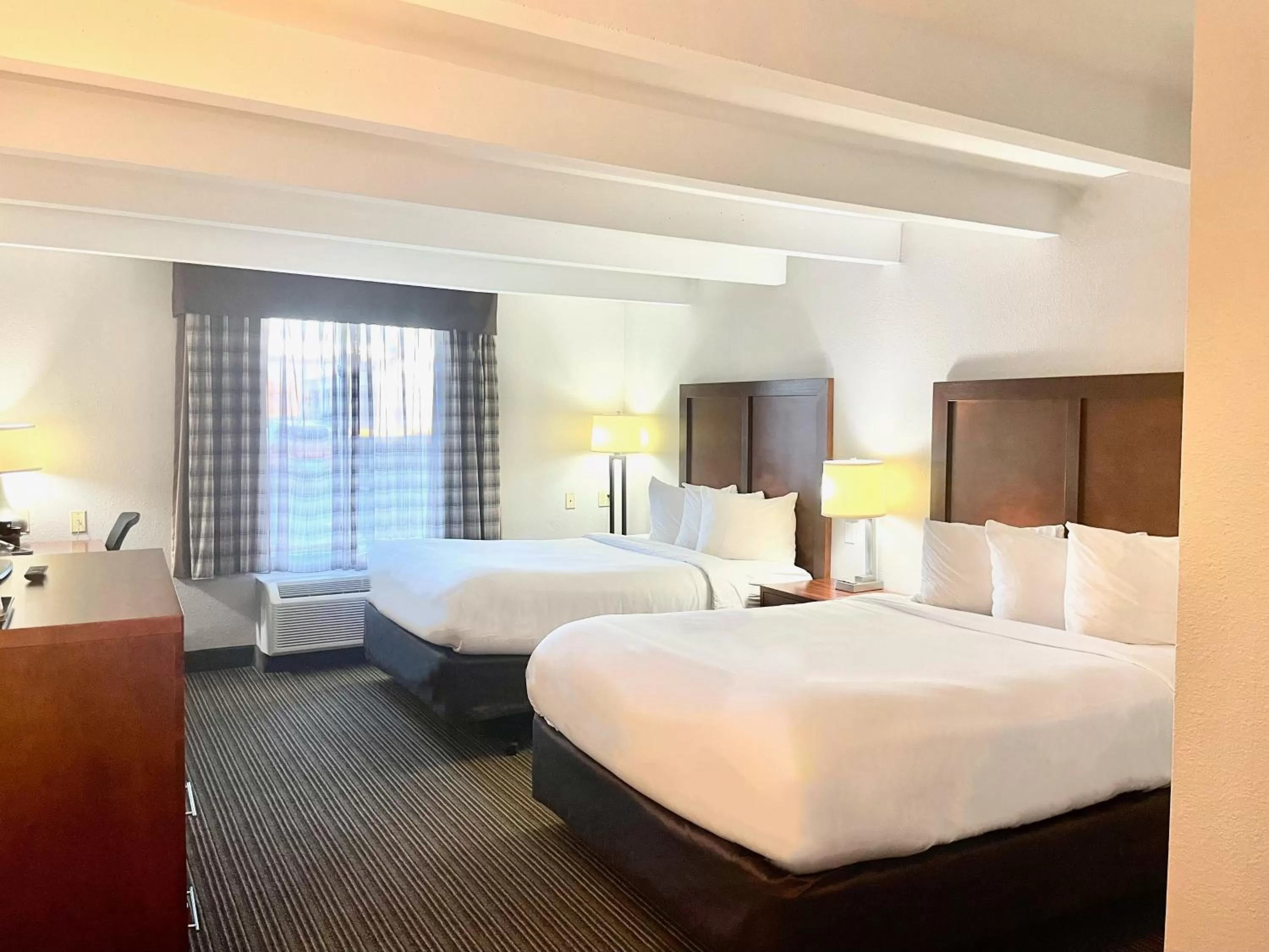 Bedroom, Bed in Country Inn & Suites by Radisson, Battle Creek, MI