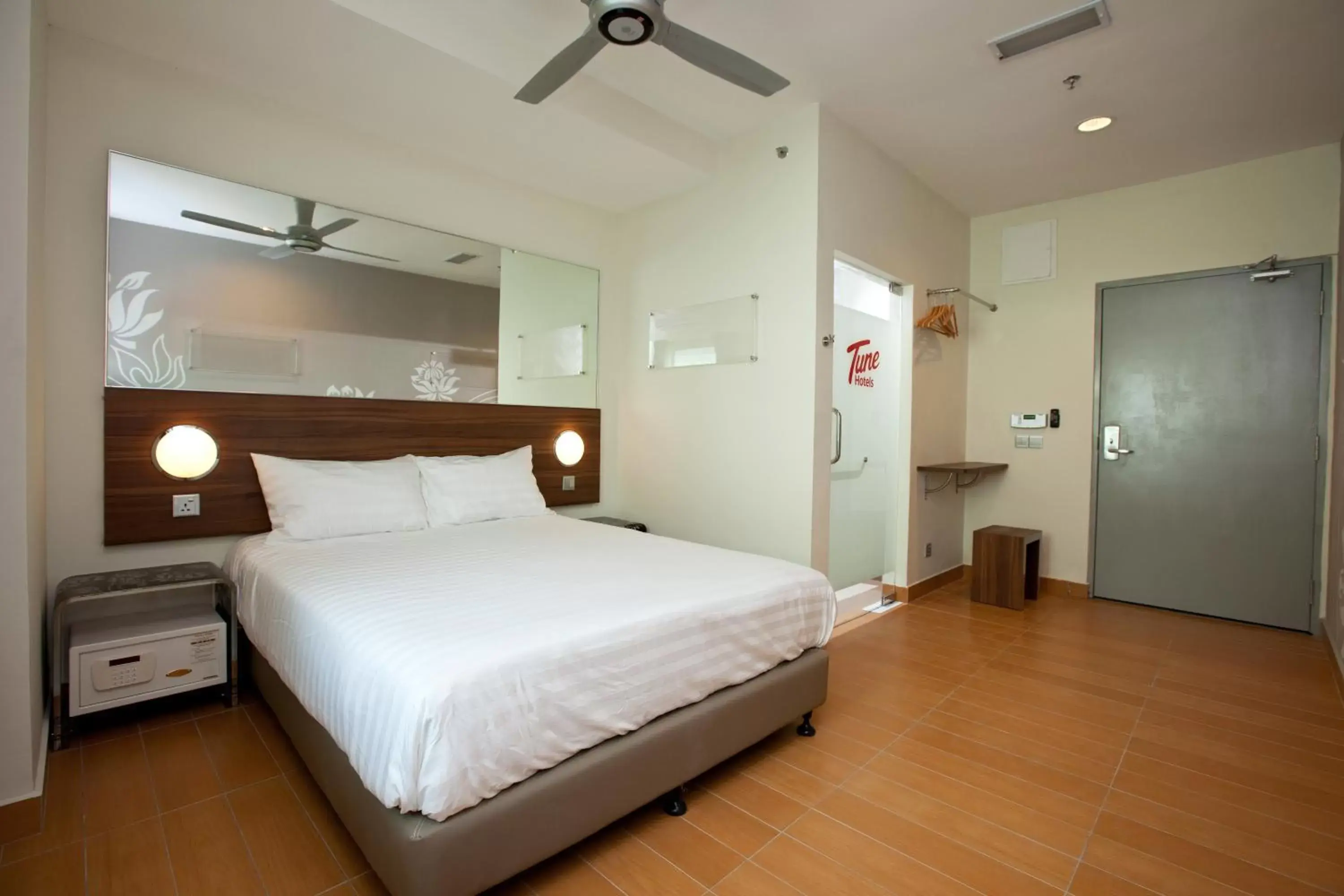 Photo of the whole room, Bed in Tune Hotel – Kota Bharu City Centre