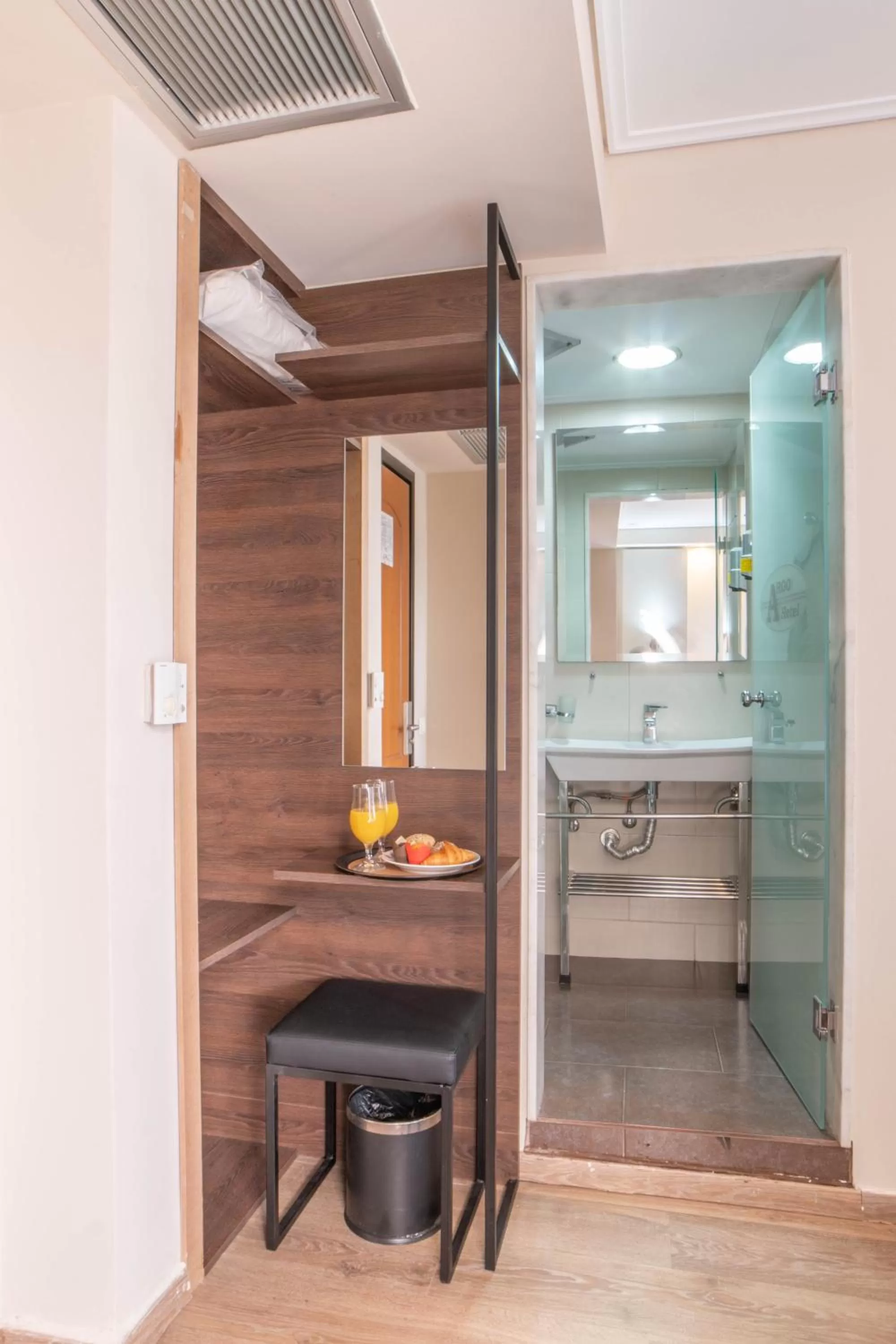 Bathroom in Argo Hotel Piraeus