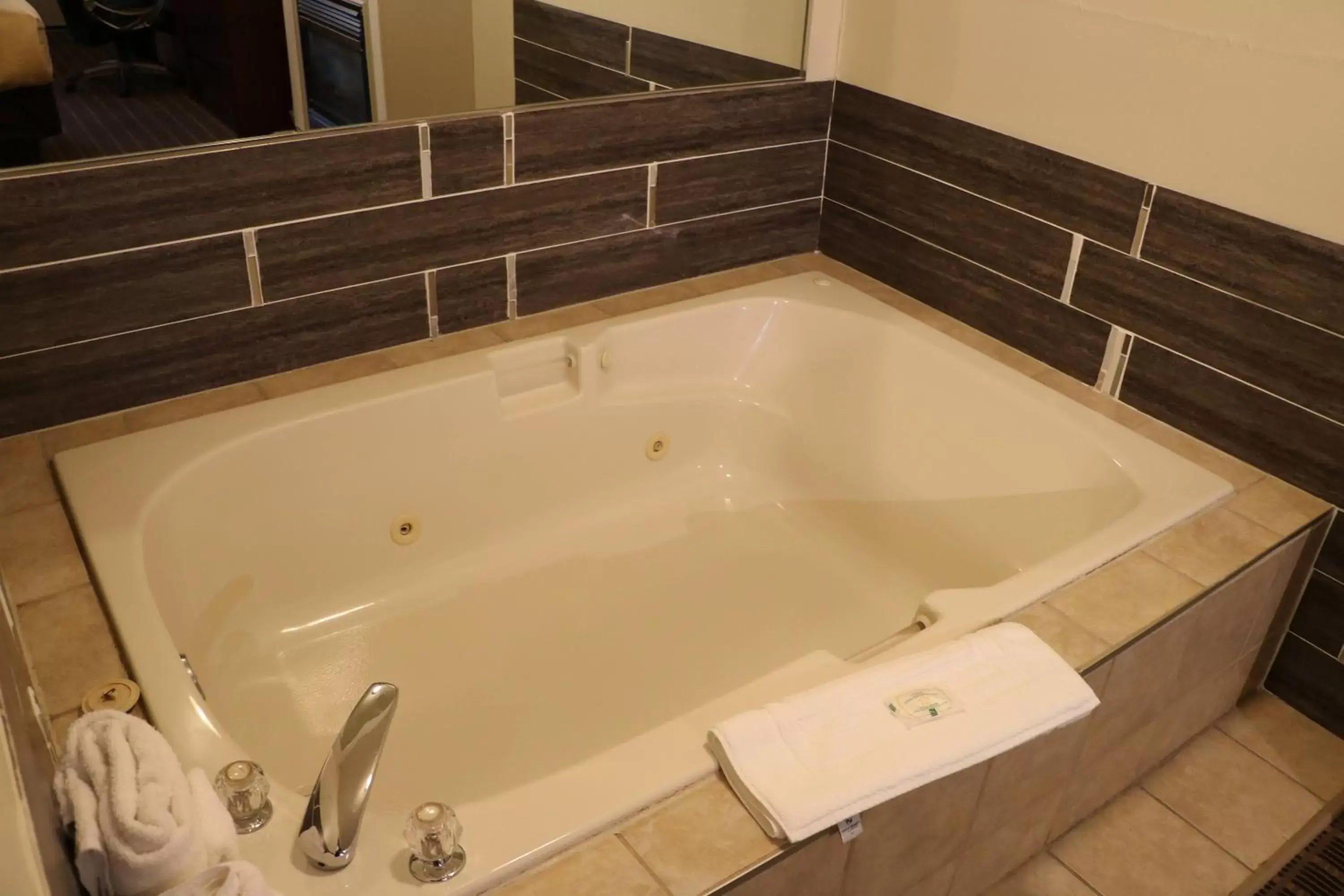 Hot Tub, Bathroom in Quality Inn & Suites 1000 Islands