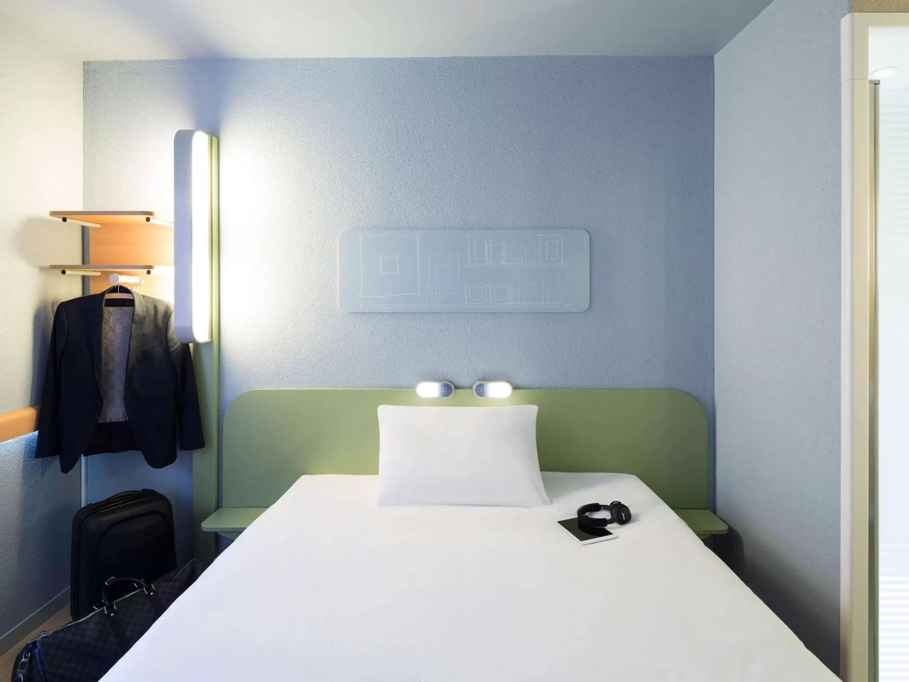 Photo of the whole room, Bed in ibis budget Zurich Airport