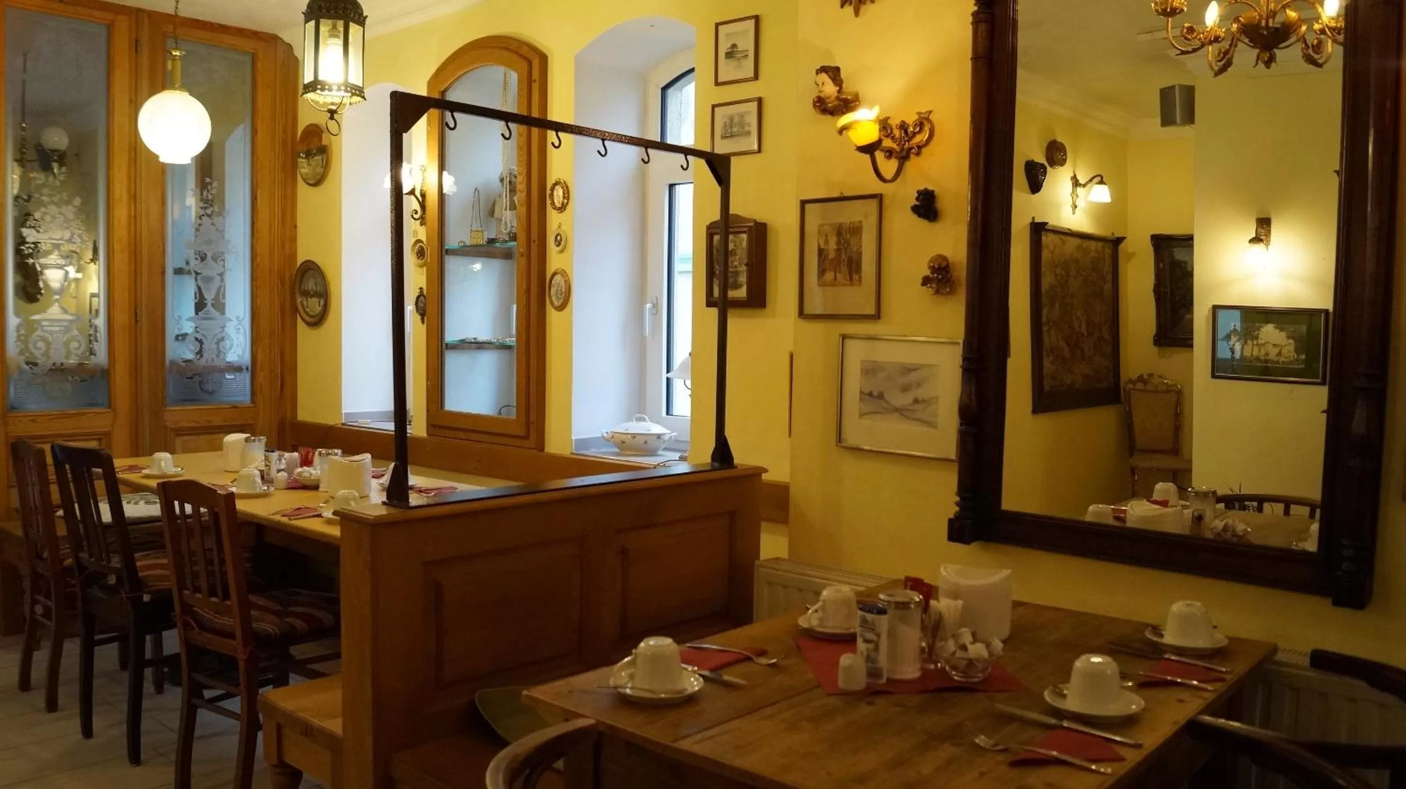 Restaurant/places to eat in Hotel Select