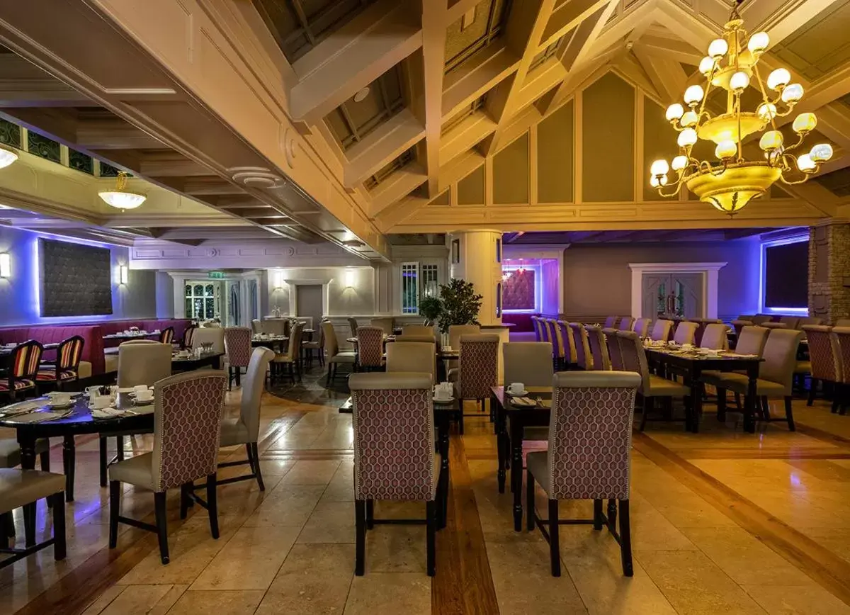 Restaurant/Places to Eat in Treacys Oakwood Hotel