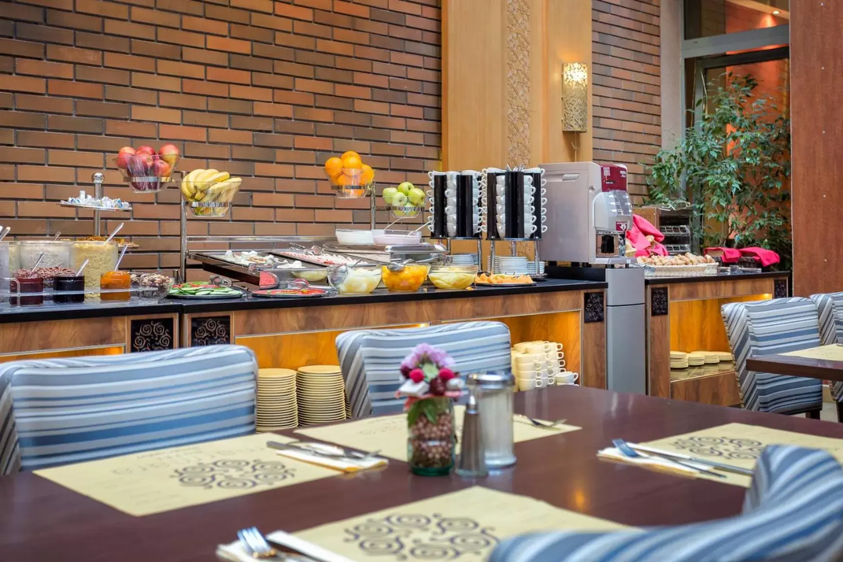 Buffet breakfast, Restaurant/Places to Eat in Marmara Hotel Budapest