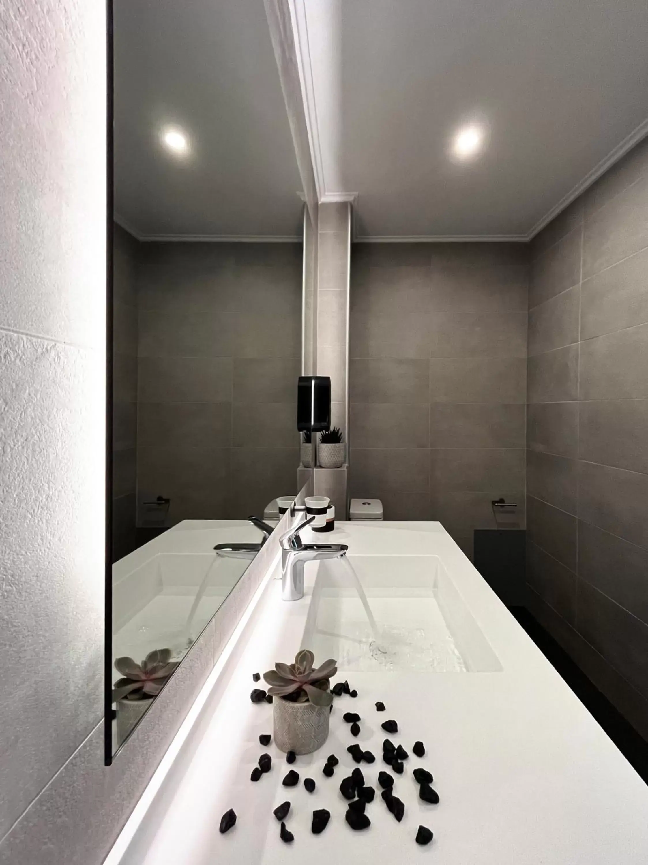 Bathroom in Exarchia House Project