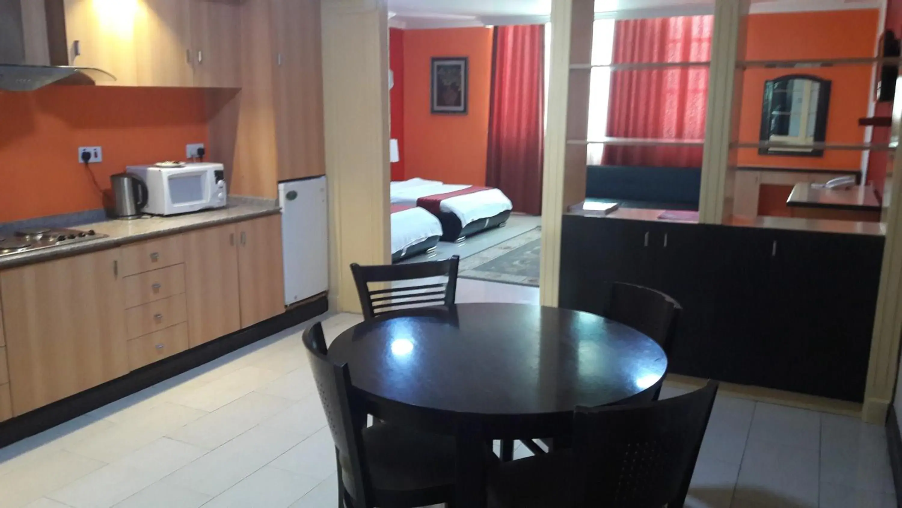 Dining area, Kitchen/Kitchenette in Mayfair Hotel