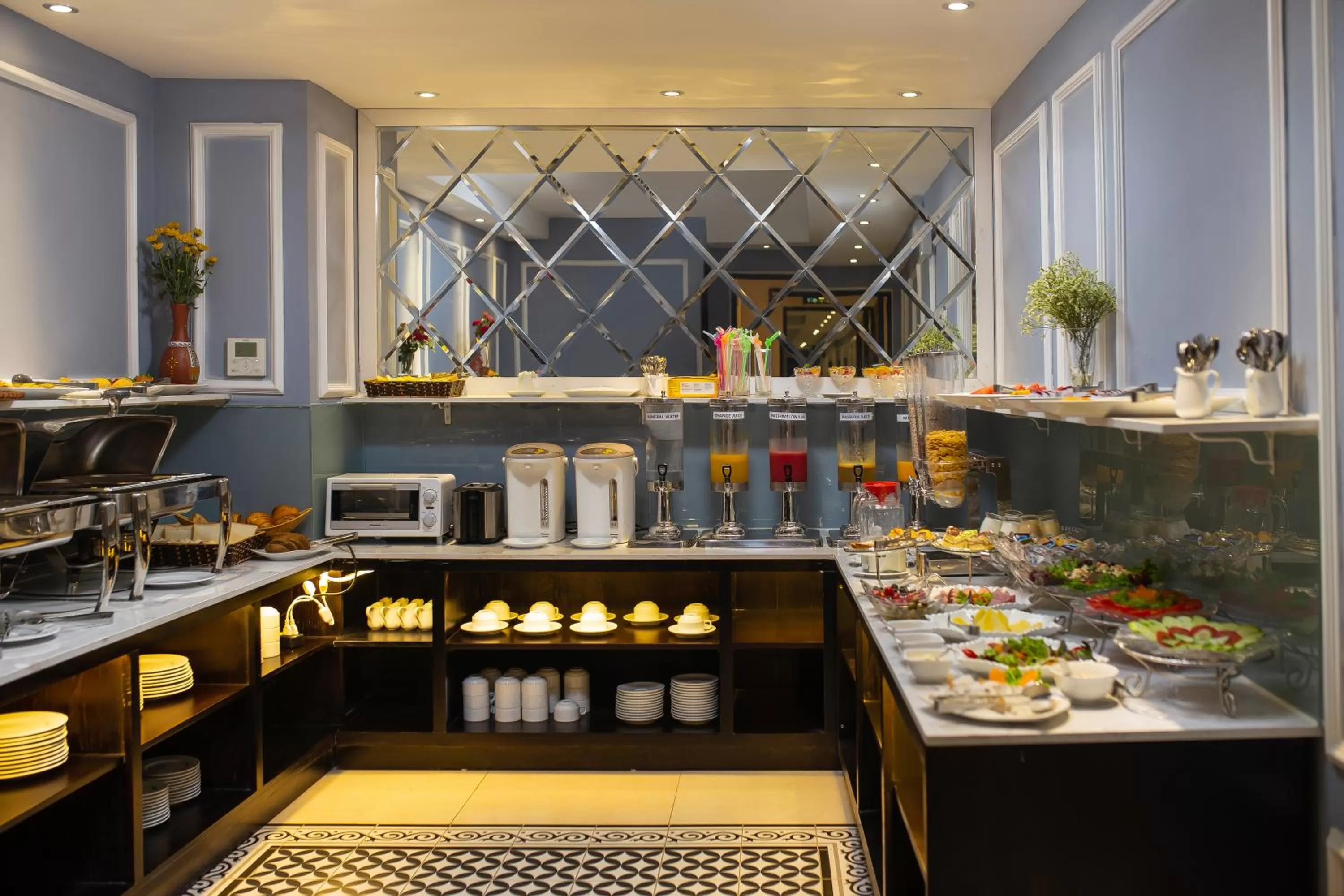 Restaurant/places to eat in 22land Residence Hotel 71 Hang Bong Premium