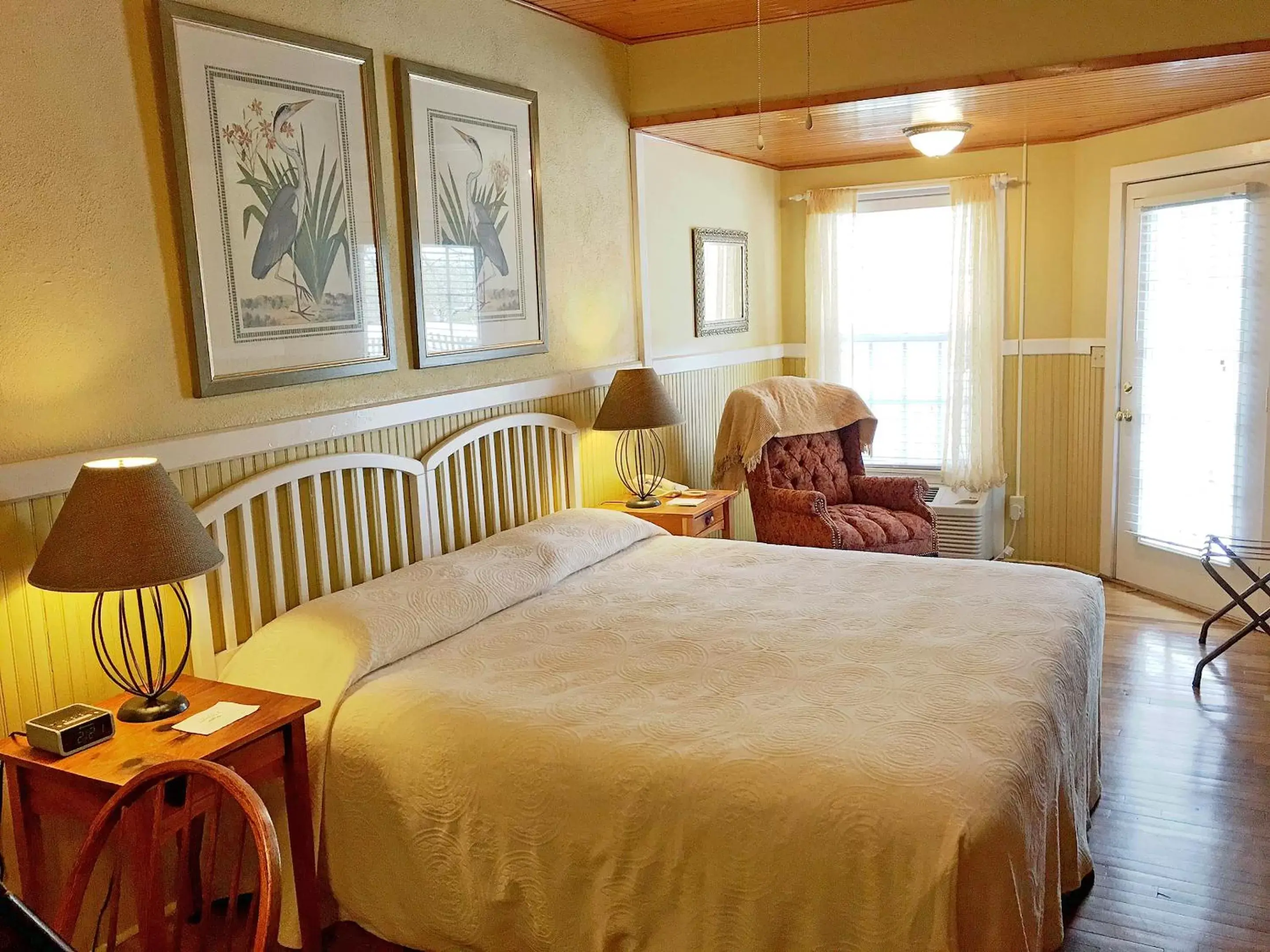Photo of the whole room, Bed in Highland Lake Inn & Resort - Flat Rock