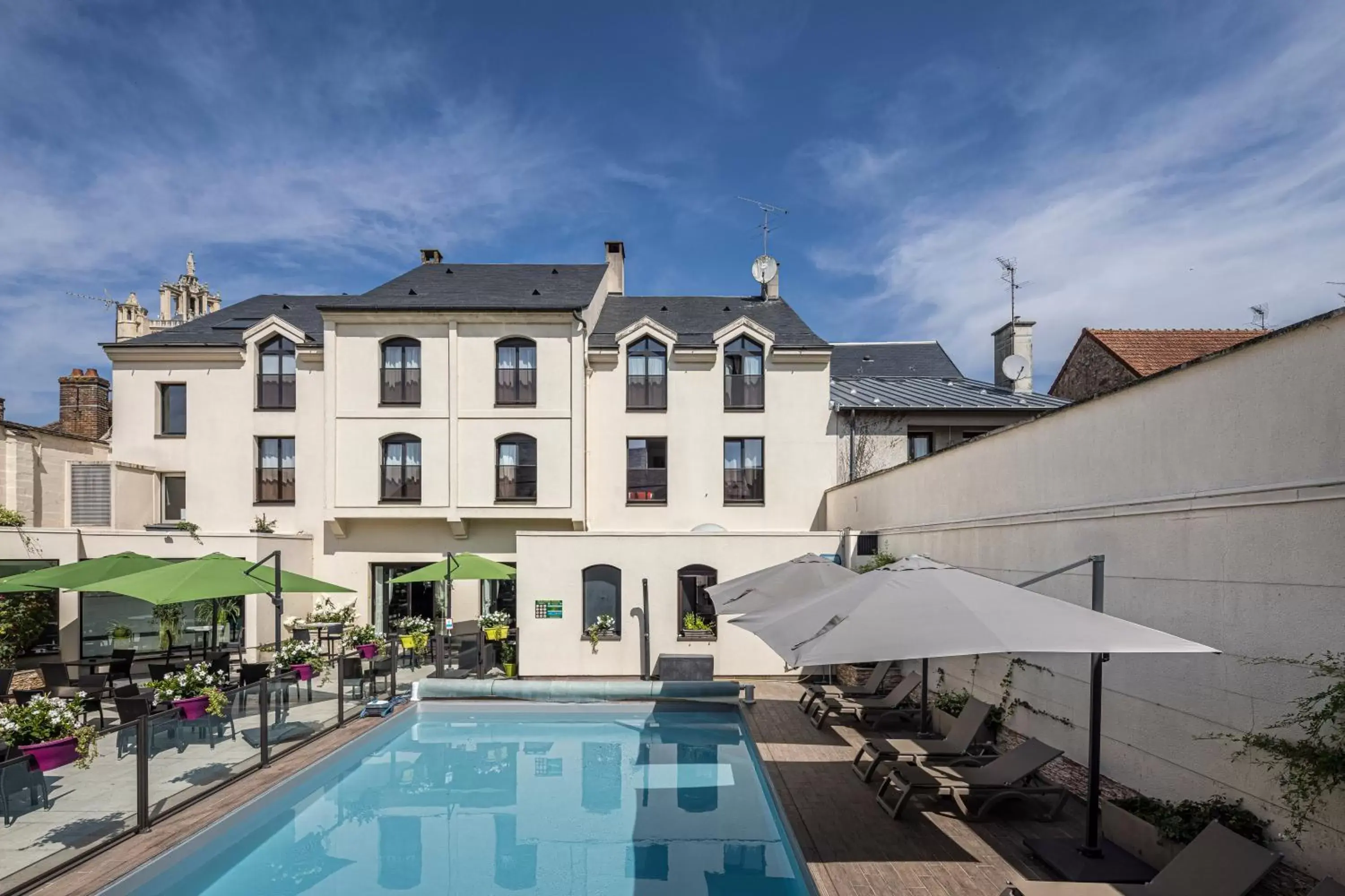 Swimming Pool in Hôtel Saint Laurent