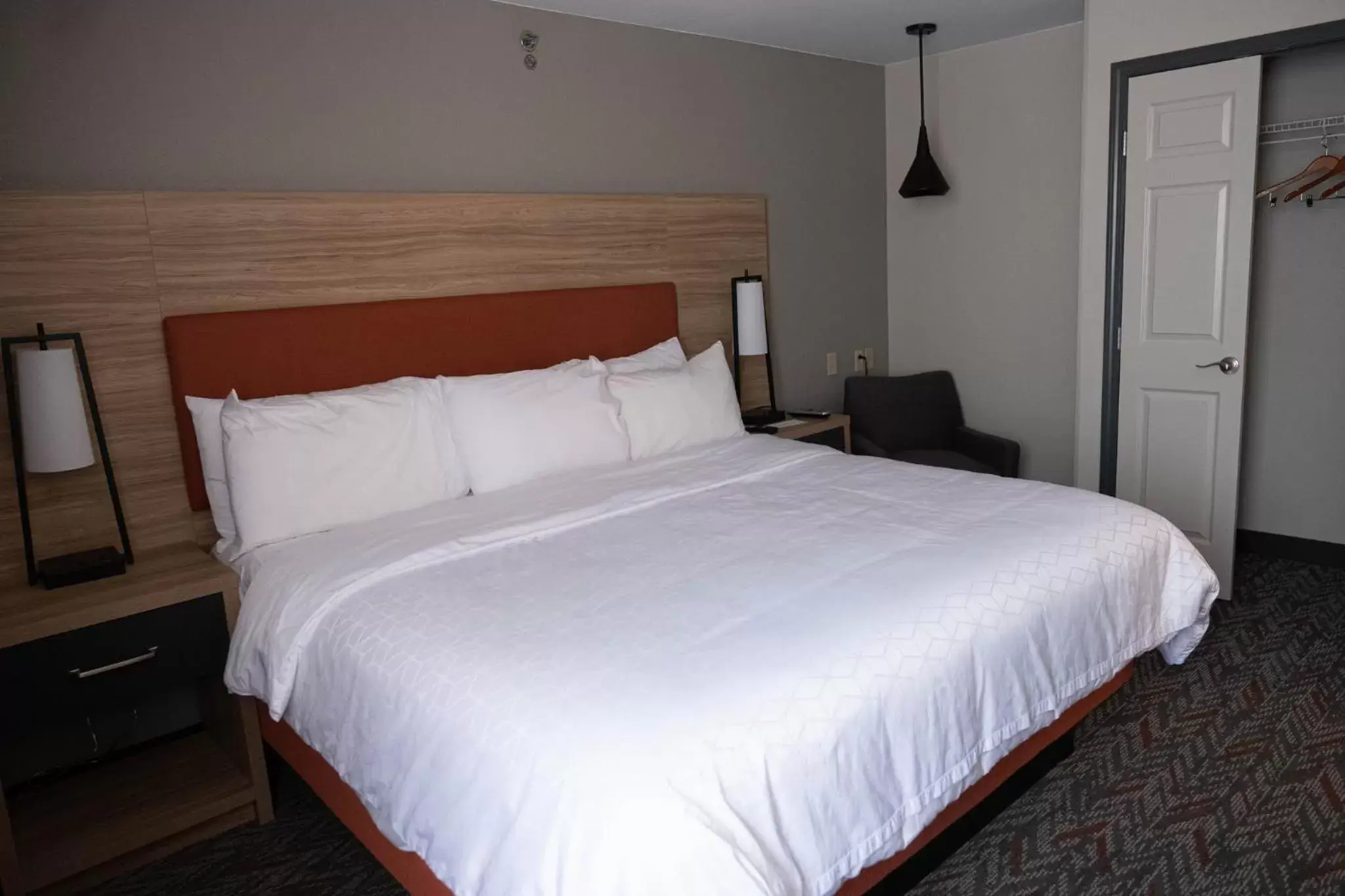 Photo of the whole room, Bed in Candlewood Suites Sheridan, an IHG Hotel