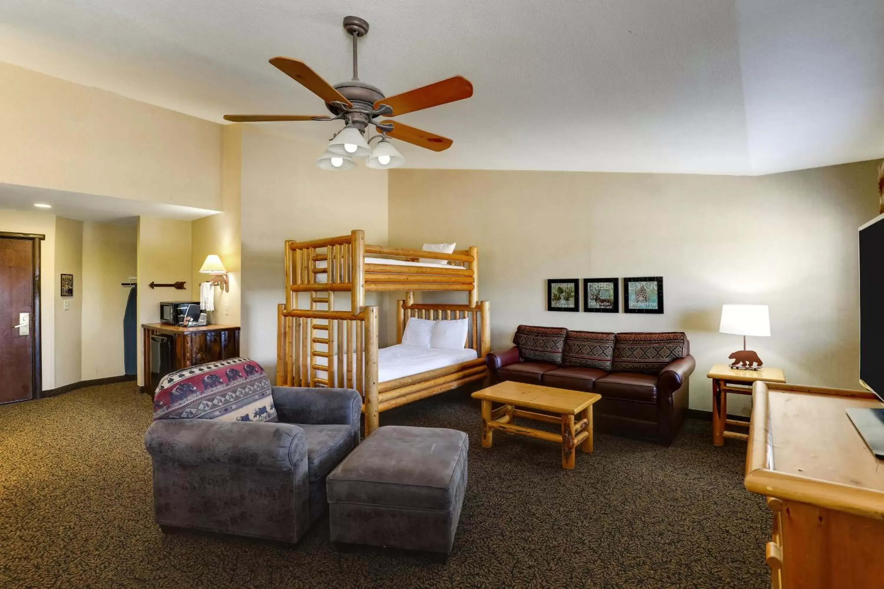 bunk bed, Seating Area in Stoney Creek Hotel Columbia