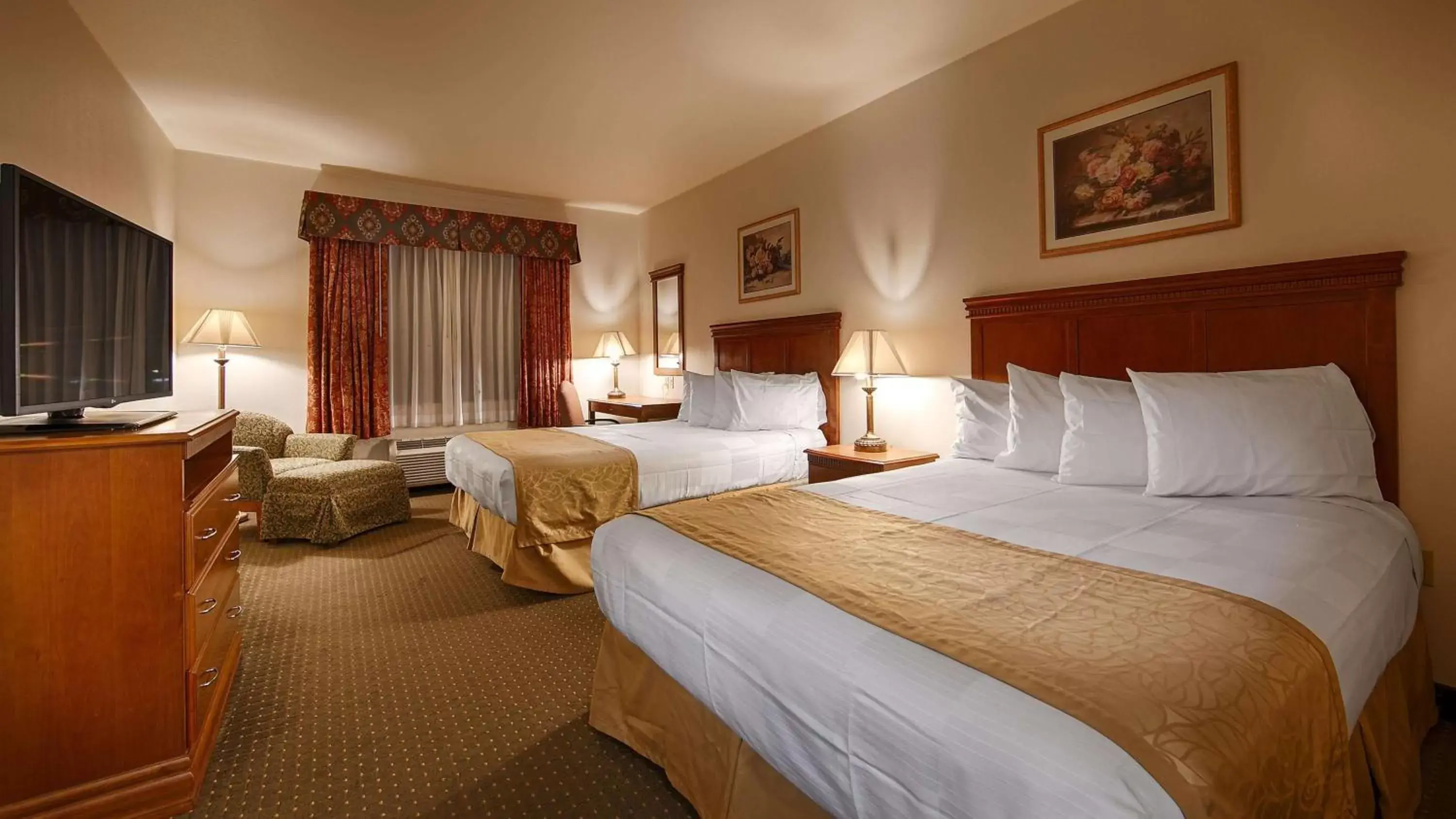 Photo of the whole room, Bed in Best Western Plus Lake Elsinore Inn & Suites