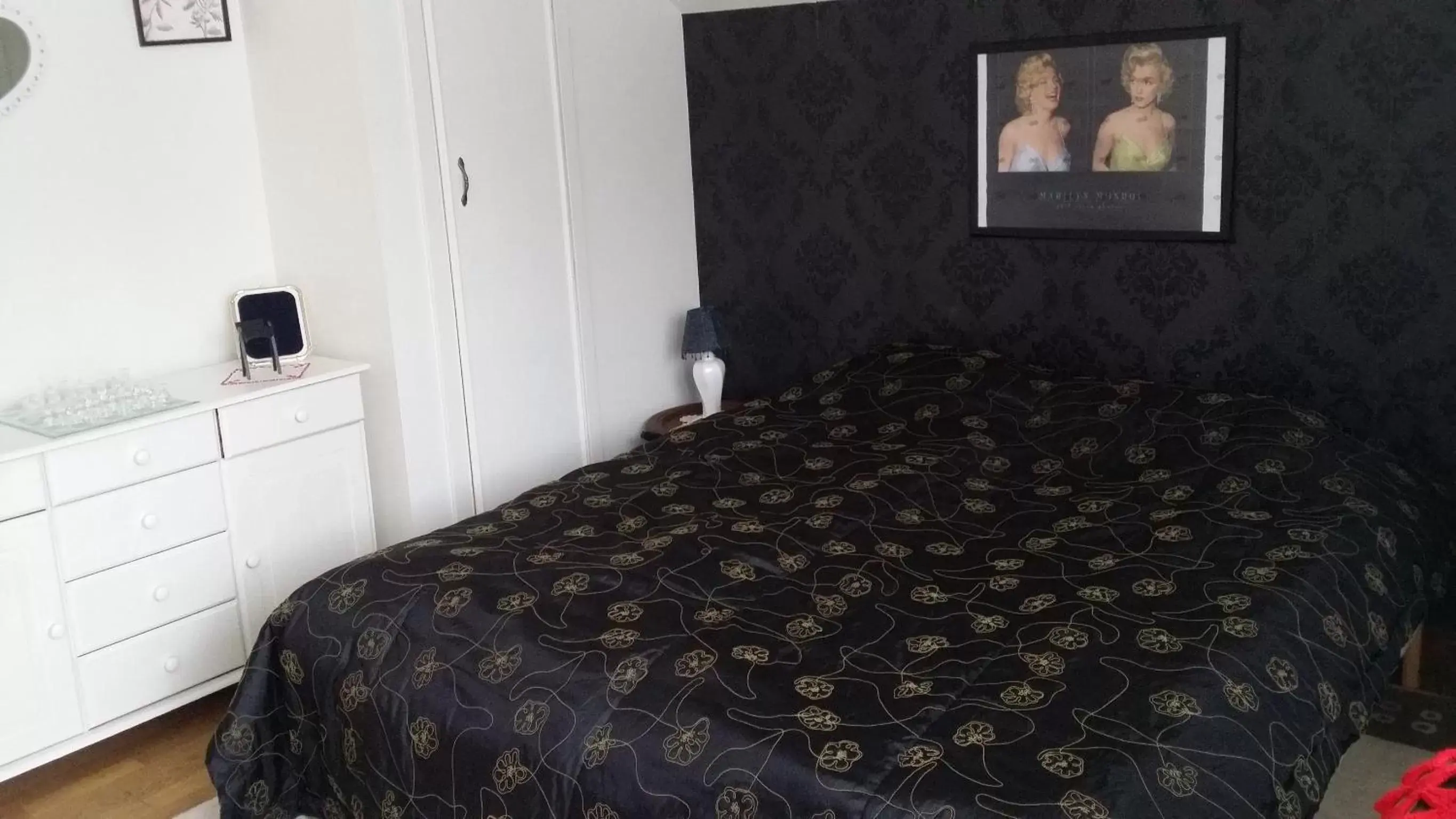 Double Room with Shared Bathroom in Stop at The Cross Double Room with Shared Bathroom in Stop at The Cross