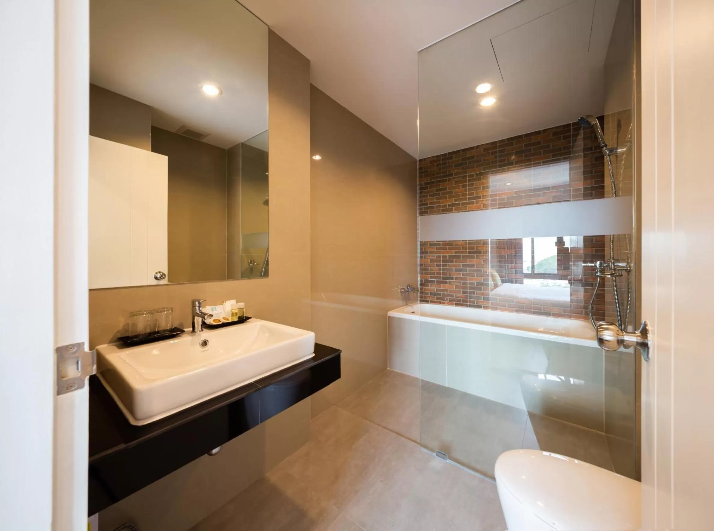 Shower, Bed in Horsehill Hotel Sriracha