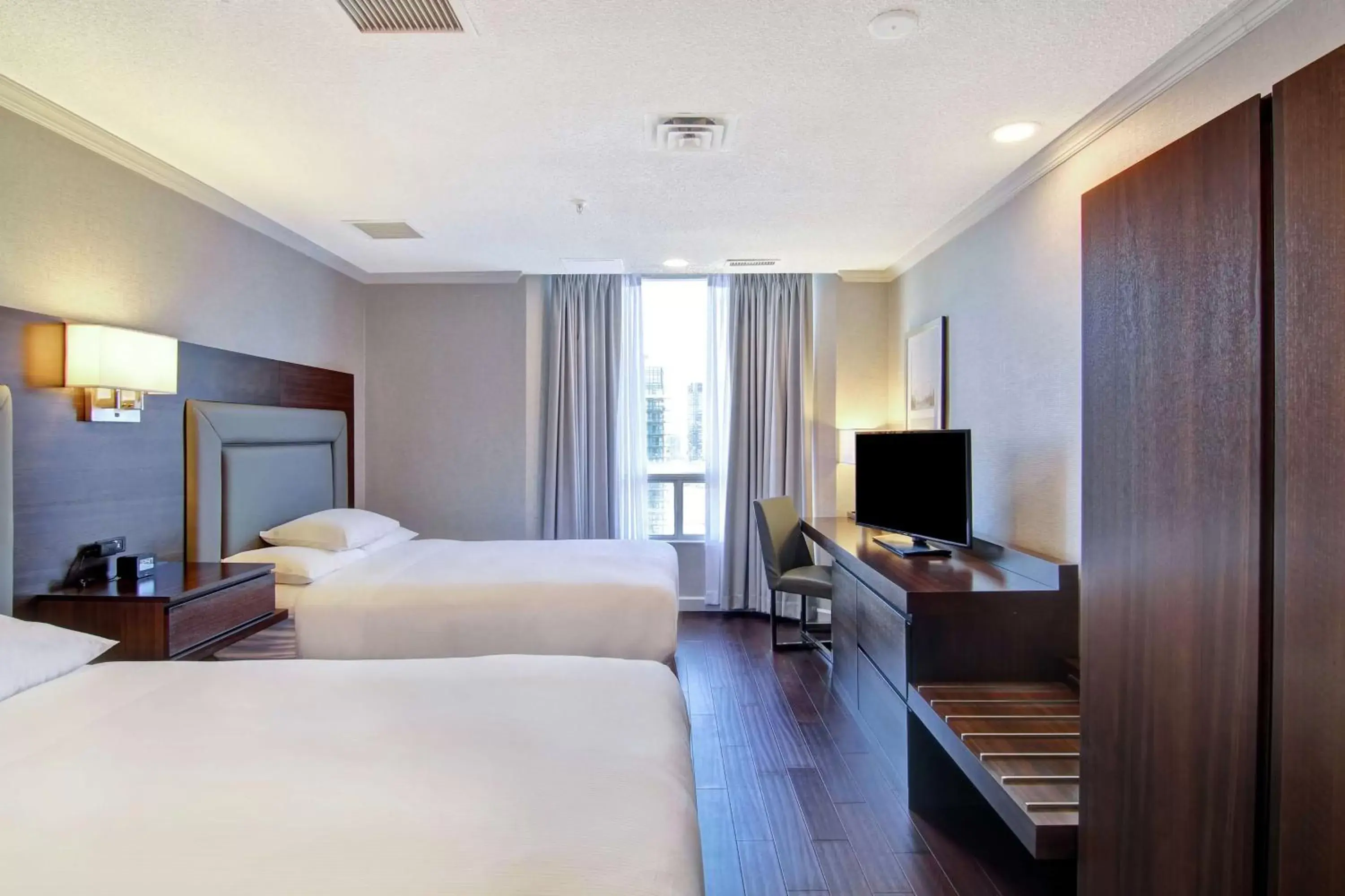 Bedroom, TV/Entertainment Center in DoubleTree by Hilton Toronto Downtown
