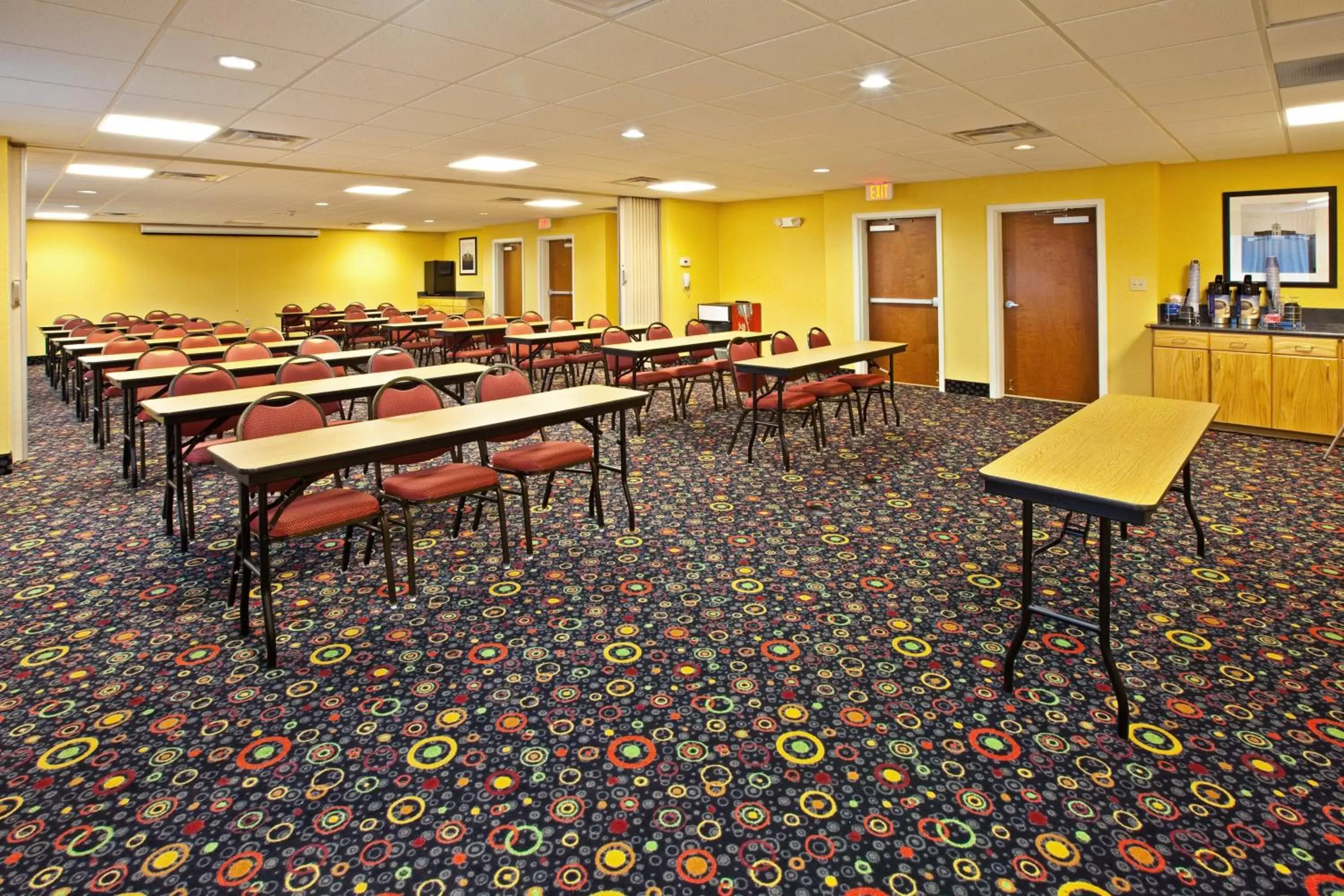 Meeting/conference room in Holiday Inn Express Hotel & Suites Louisville South-Hillview, an IHG Hotel