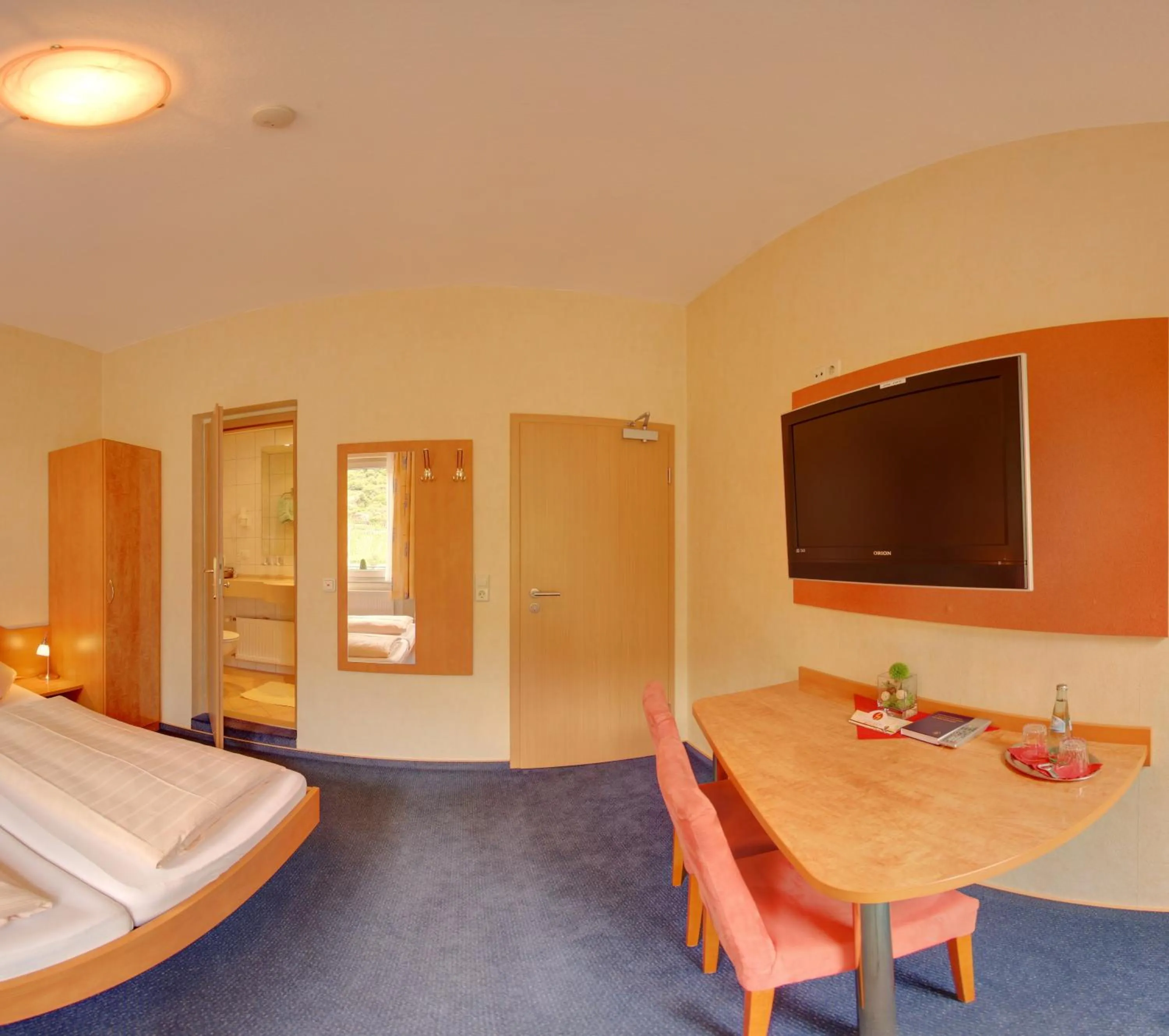 Bed in Stumbergers Hotel - free parking -