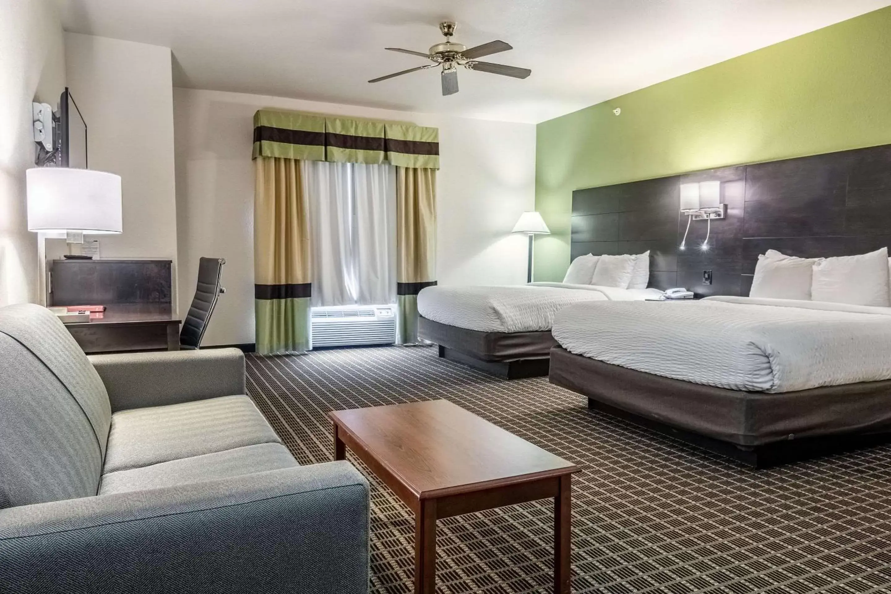 Photo of the whole room, Bed in Clarion Inn and Suites Weatherford