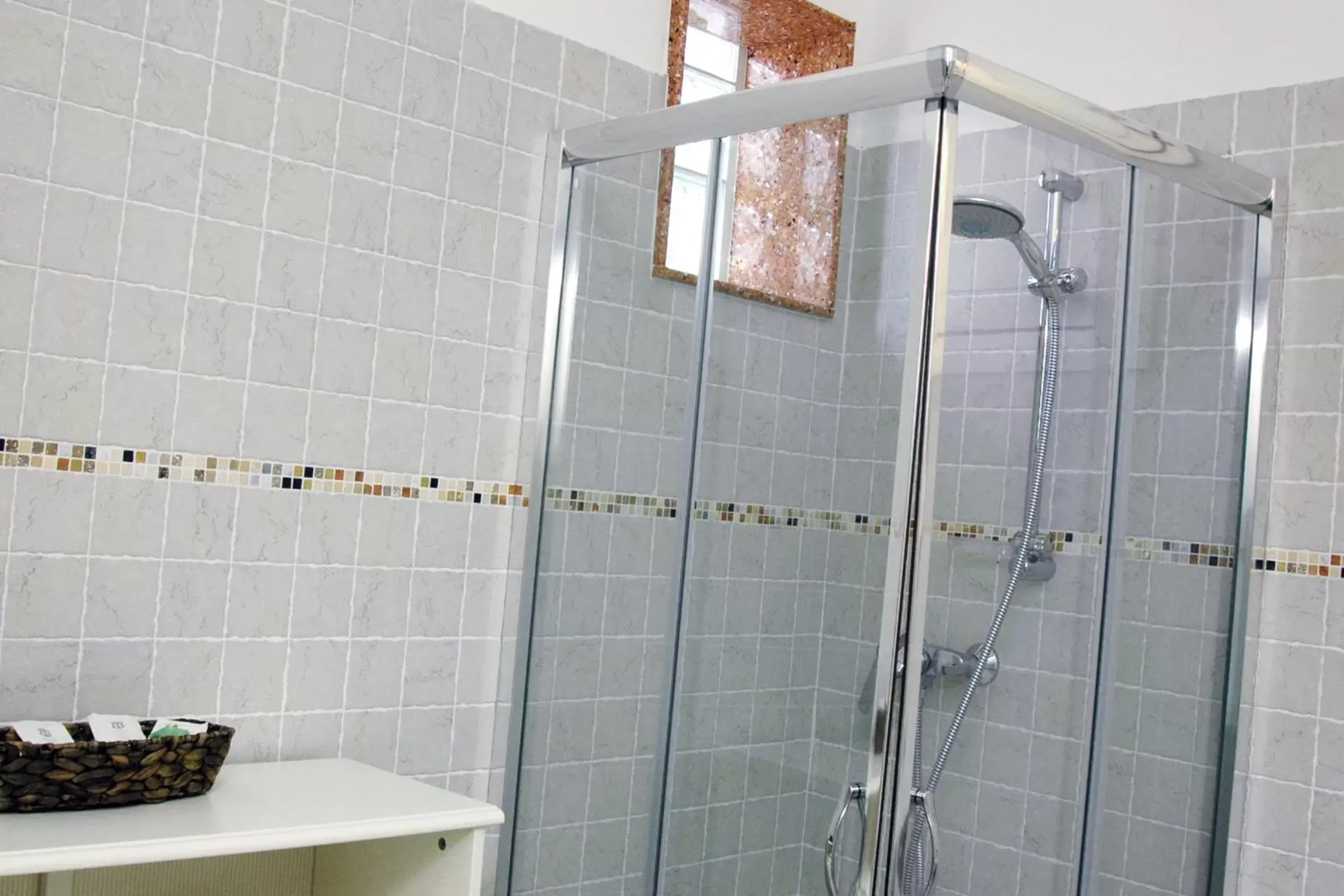 Shower, Bathroom in La Naca Della Taranta B&B
