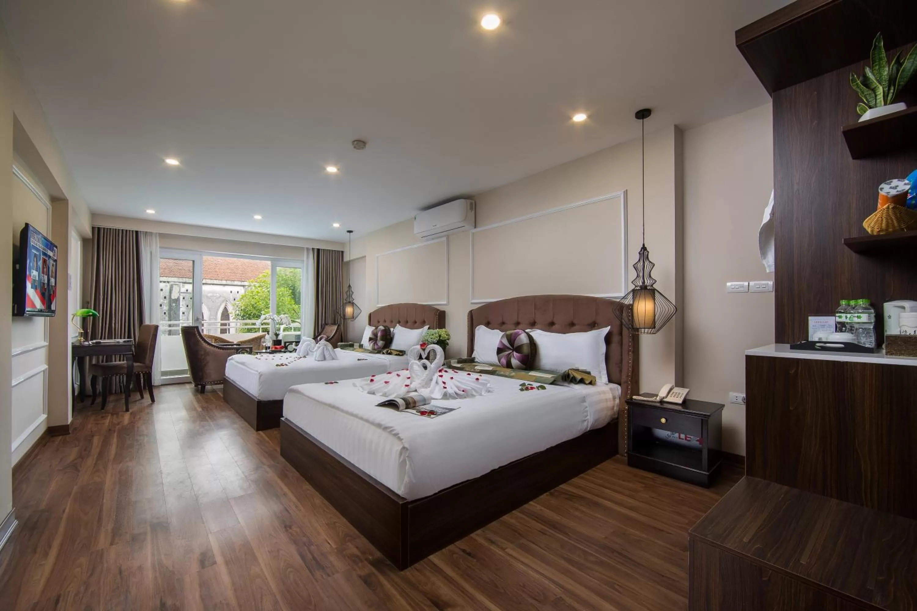 Photo of the whole room, Bed in Splendid Pearlight Hanoi