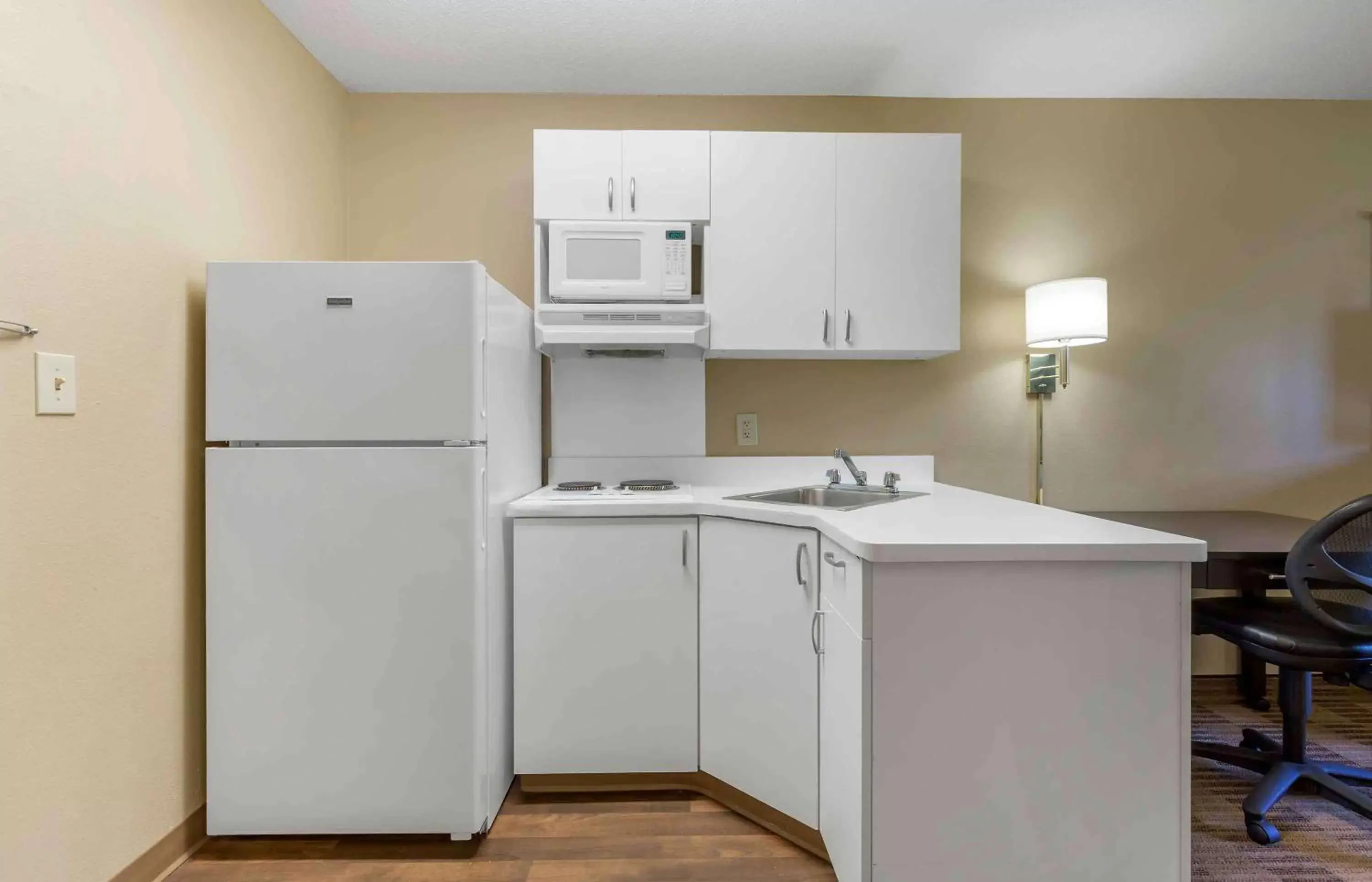 Bedroom, Kitchen/Kitchenette in Extended Stay America Suites - Washington, DC - Chantilly - Dulles South