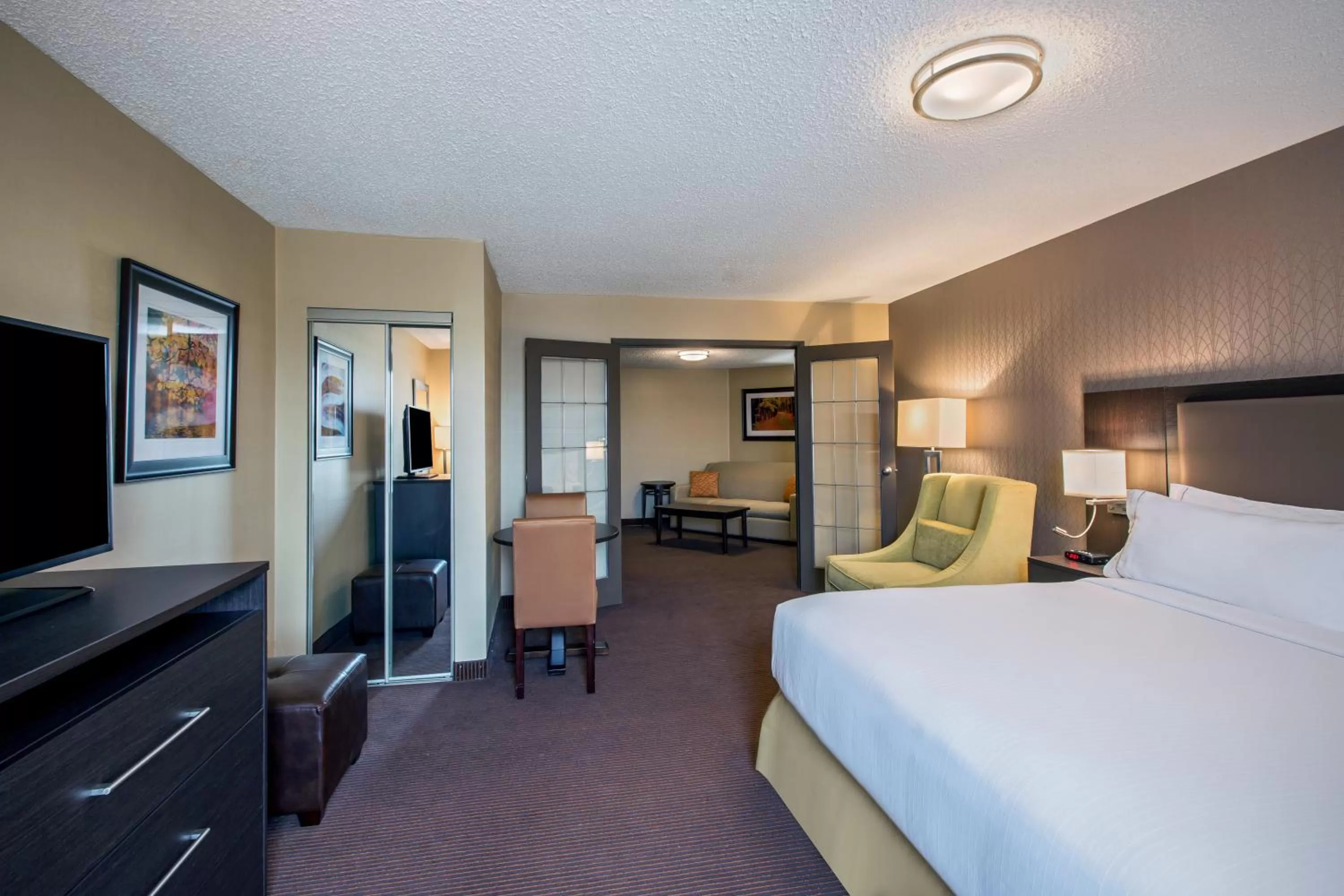 Photo of the whole room, Bed in Quality Inn & Suites Regina Downtown